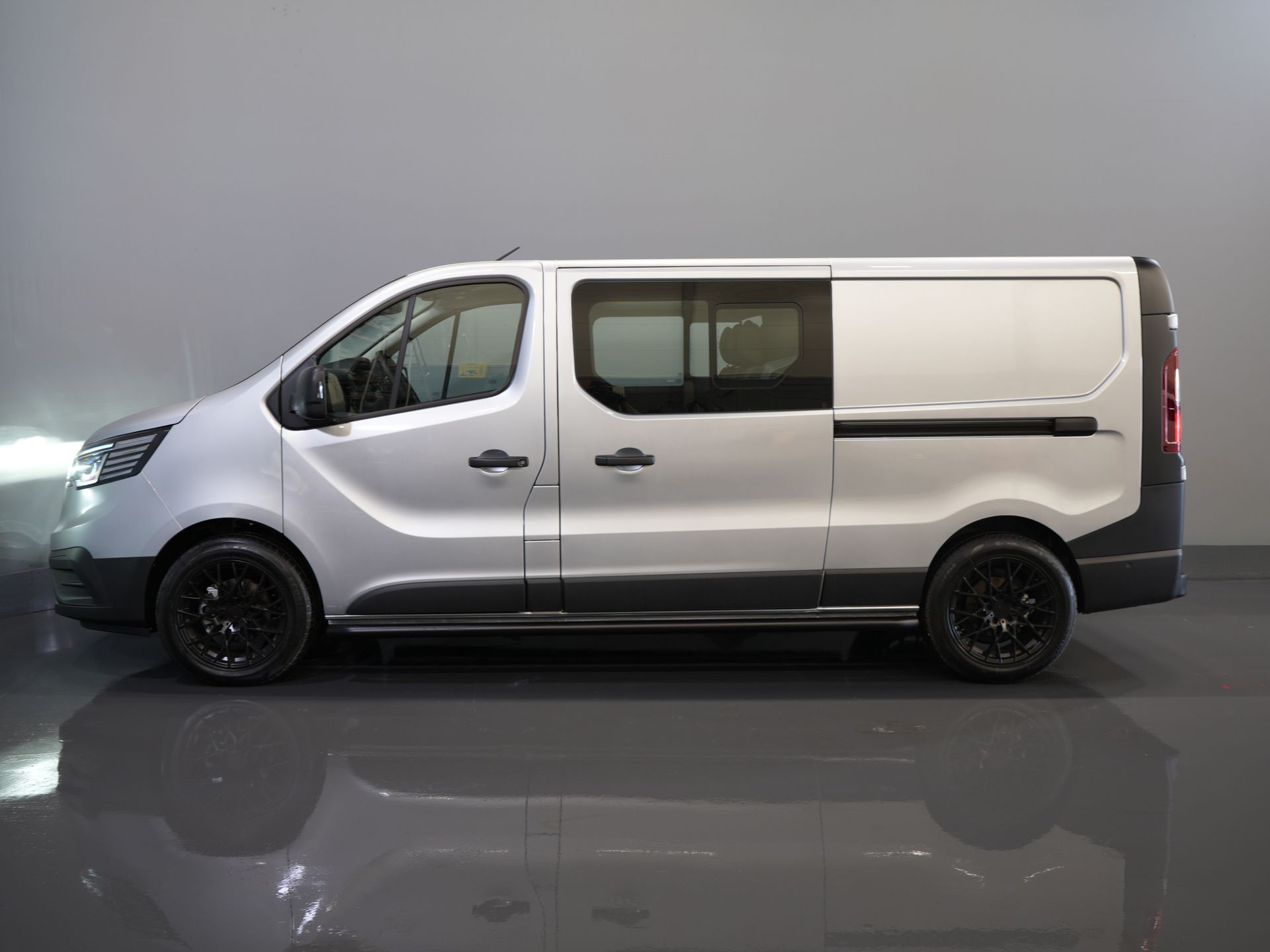 Renault Trafic Van 2.0 dCi 130 hp L2 BPM FREE! DC Doppelkabine LED/ 2x Schiebetür/ Navi/ Carplay/ Kamera/ PDC/ Tempomat