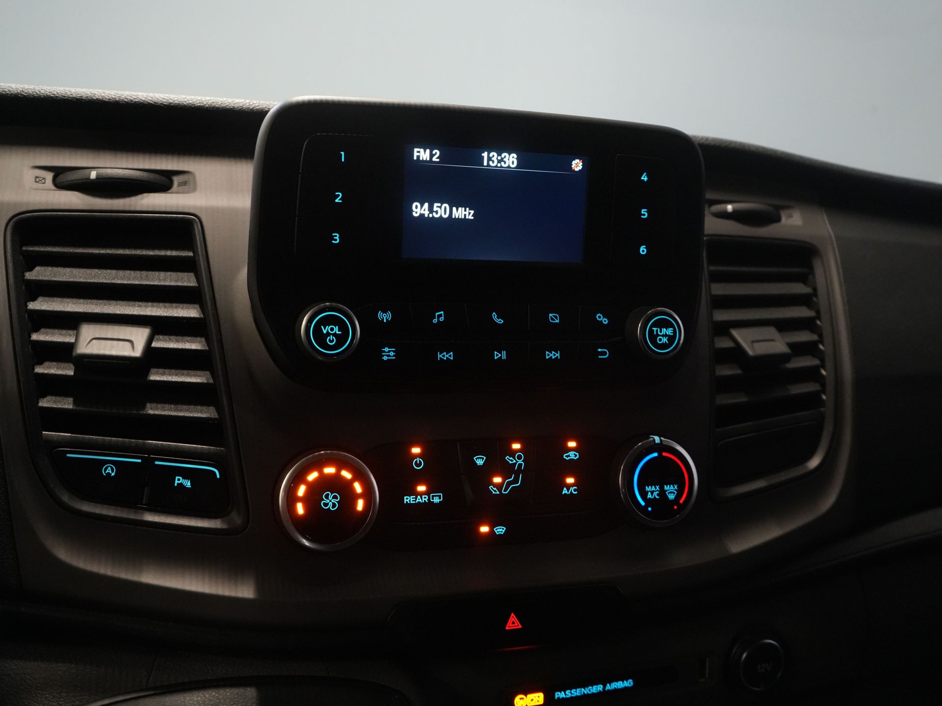 Ford Transit Custom Passenger Transport Tourneo 2.0 TDCI € 30,182 incl. TVA/BPM Trend Combi/ Kombi/ 9 Person/ 9 P/ Cruise/ PDC/ Airco