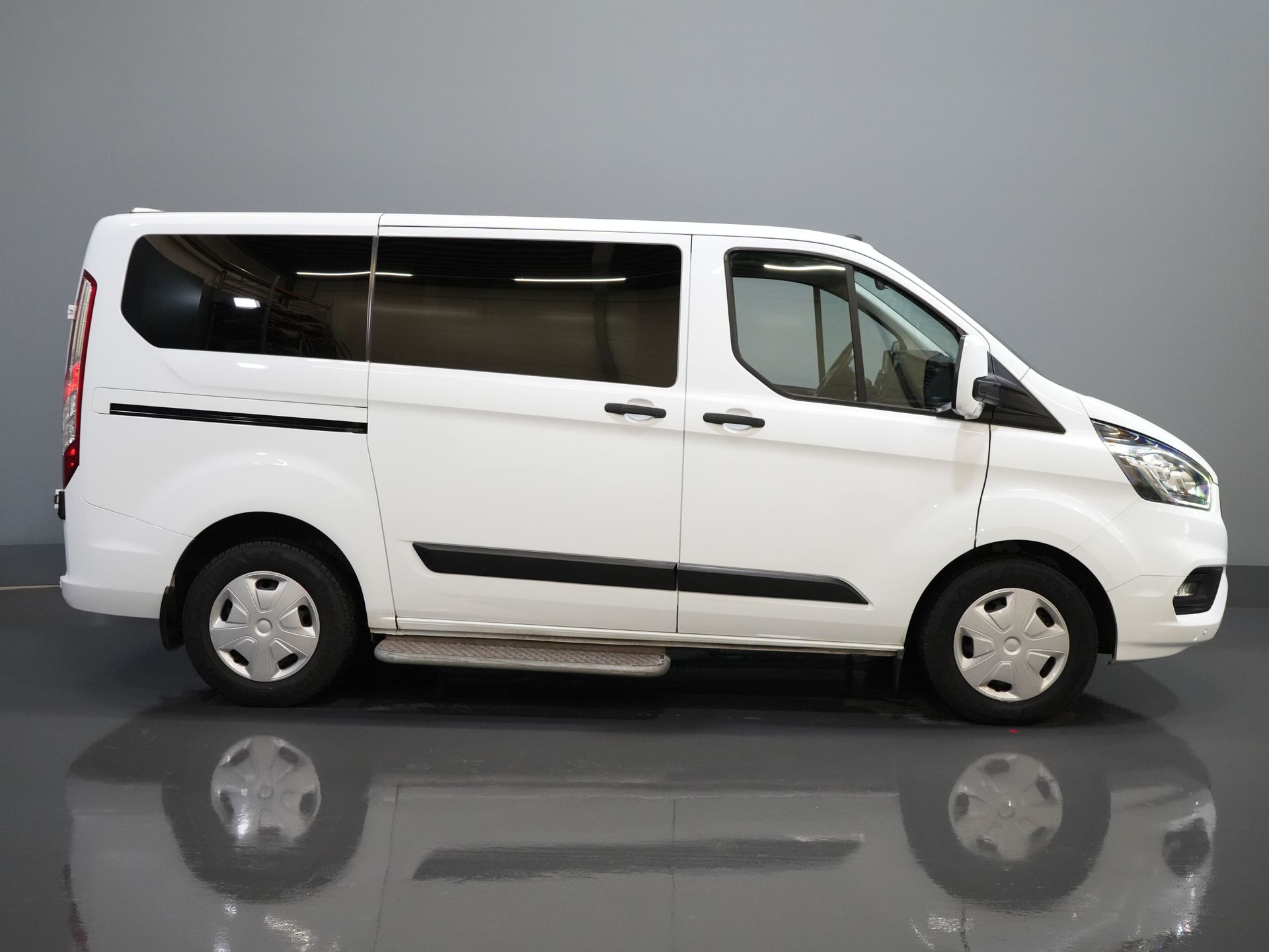 Ford Transit Custom Passenger Transport Tourneo 2.0 TDCI € 30,182 incl. TVA/BPM Trend Combi/ Kombi/ 9 Person/ 9 P/ Cruise/ PDC/ Airco