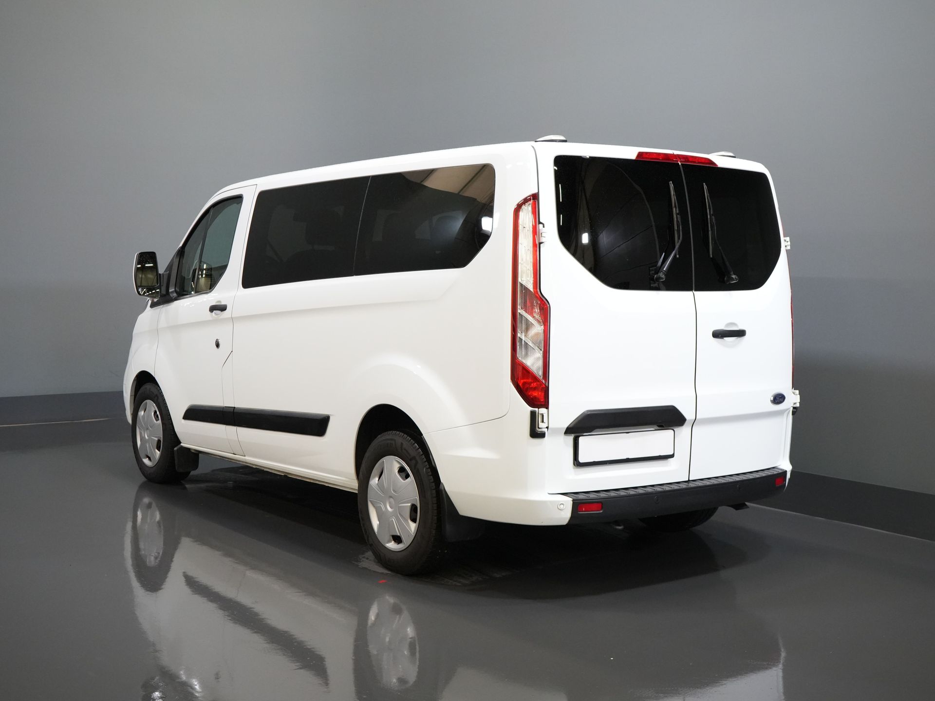 Ford Transit Custom Passenger Transport Tourneo 2.0 TDCI € 30,182 incl. TVA/BPM Trend Combi/ Kombi/ 9 Person/ 9 P/ Cruise/ PDC/ Airco