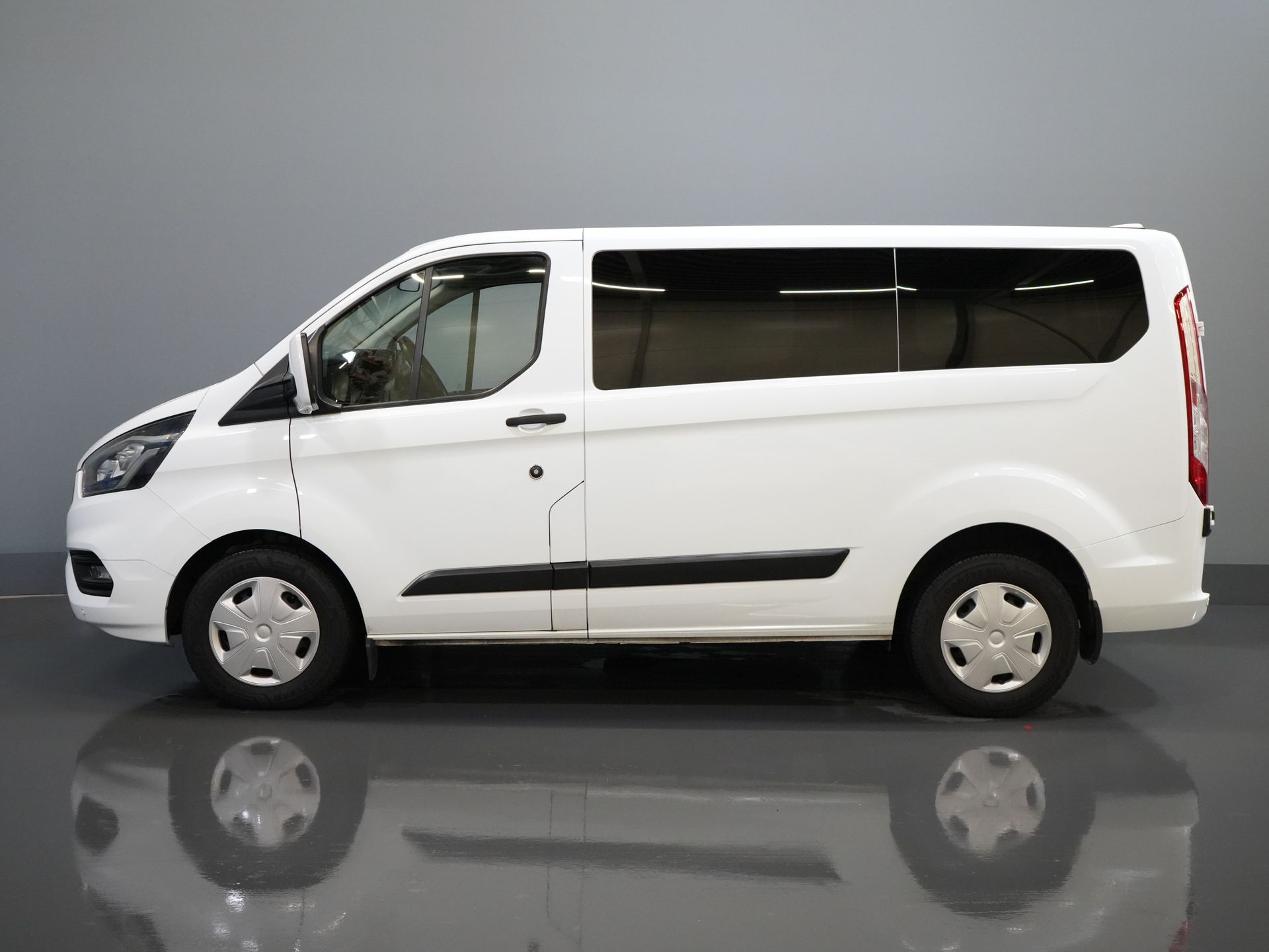 Ford Transit Custom Passenger Transport Tourneo 2.0 TDCI € 30,182 incl. TVA/BPM Trend Combi/ Kombi/ 9 Person/ 9 P/ Cruise/ PDC/ Airco