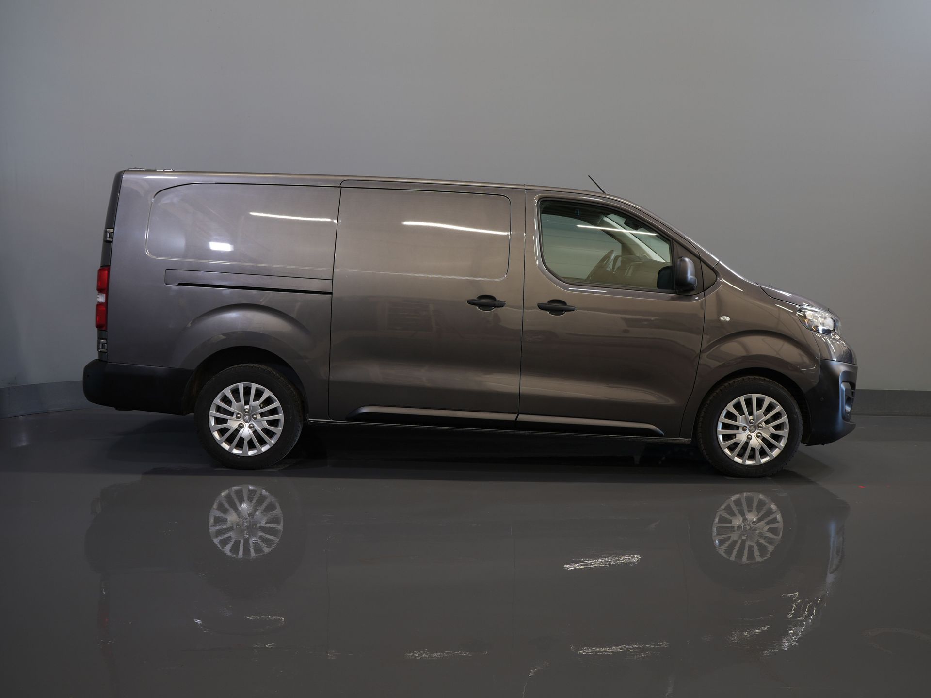 Peugeot Expert Bestelbus 2.0 HDI 125 pk L3 EXPORT ONLY Carplay/ PDC/ Cruise/ Navi/ Trekhaak/ Airco