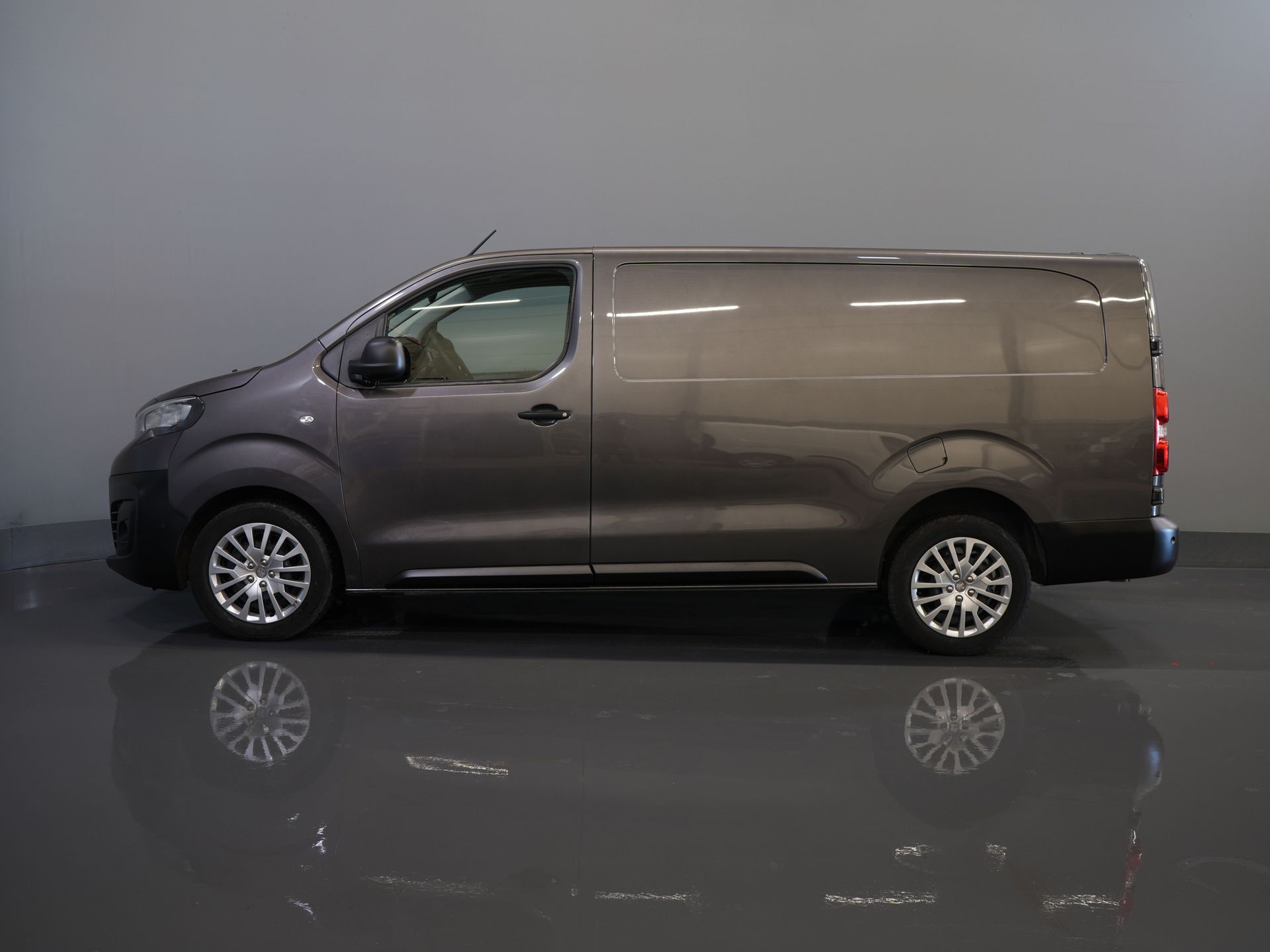 Peugeot Expert Bestelbus 2.0 HDI 125 pk L3 EXPORT ONLY Carplay/ PDC/ Cruise/ Navi/ Trekhaak/ Airco