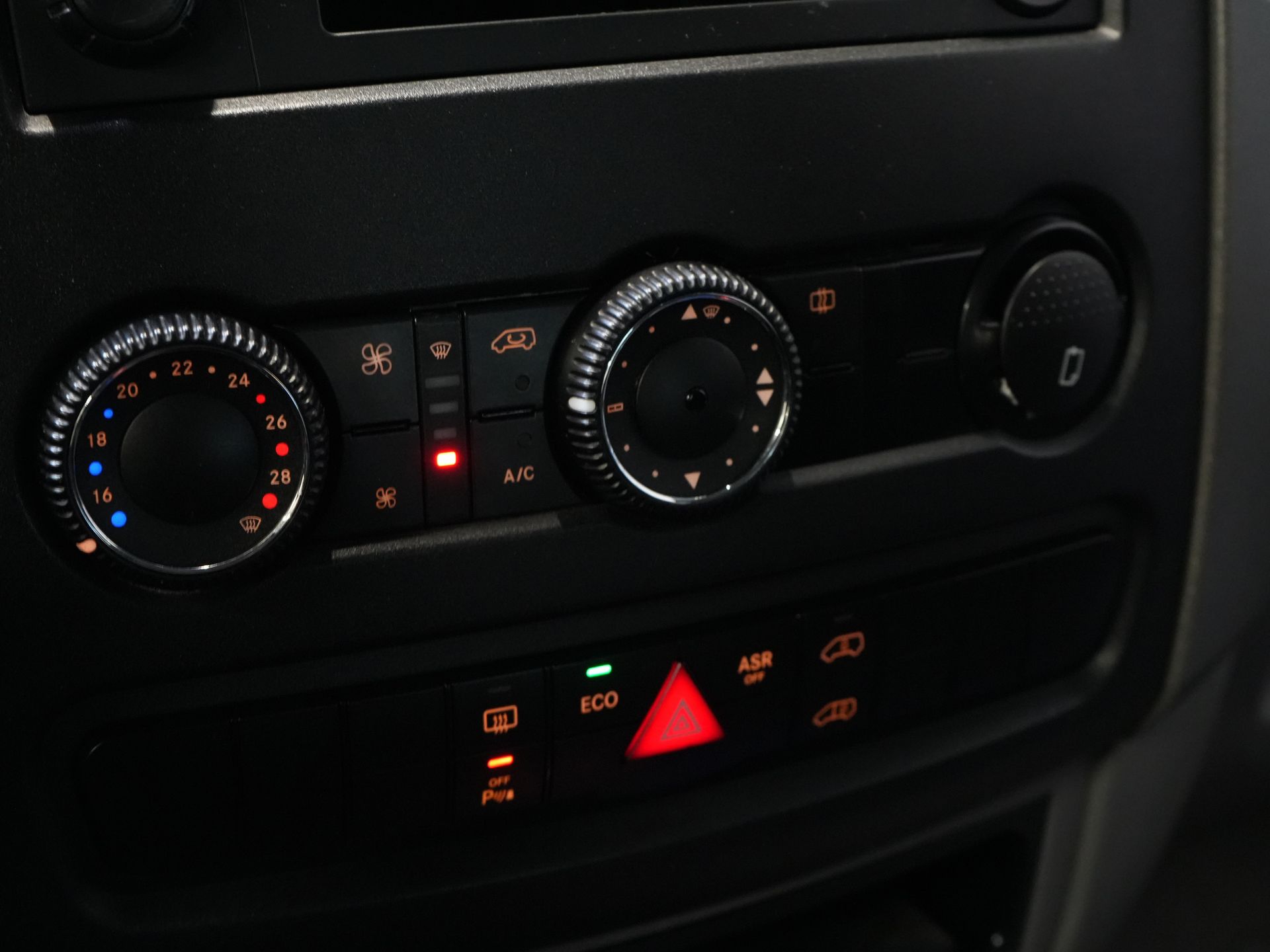 Mercedes-Benz Sprinter Пасажирський транспорт 213 2.2 CDI Авт. L2H2 €13 915,- Вкл. ПДВ (BPM FREE) ЕКСПОРТ Комбі/ 9 осіб/ Kombi/ 9P/ Airco/ PDC