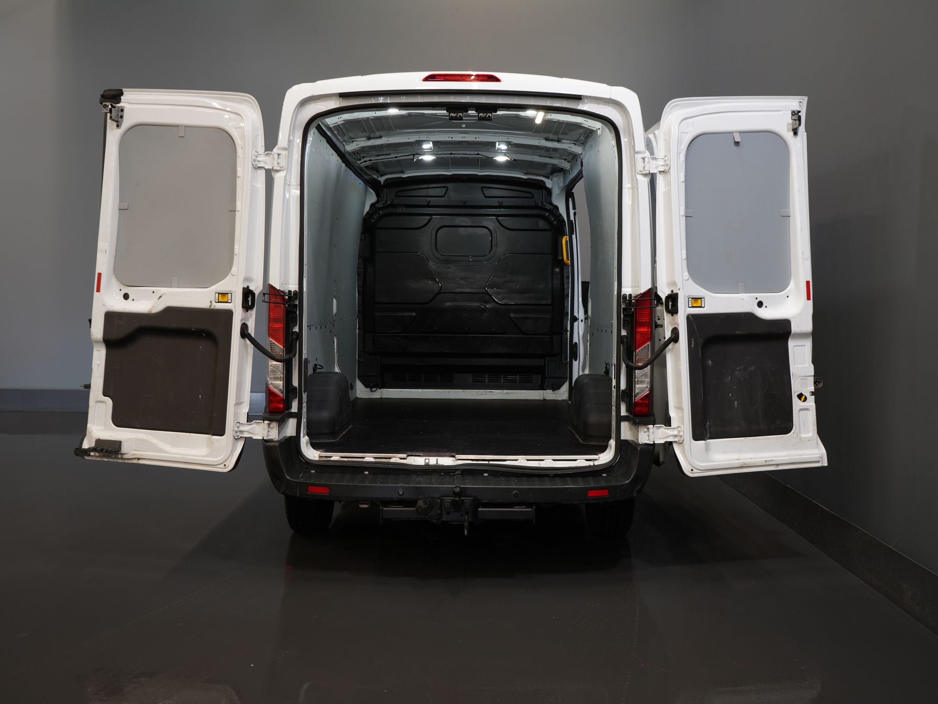 Ford Transit Van 330 2.0 TDCI 130 ch Trend Aut. L3H2 Carplay/ Camera/ PDC/ Cruise/ Towbar/ Airco