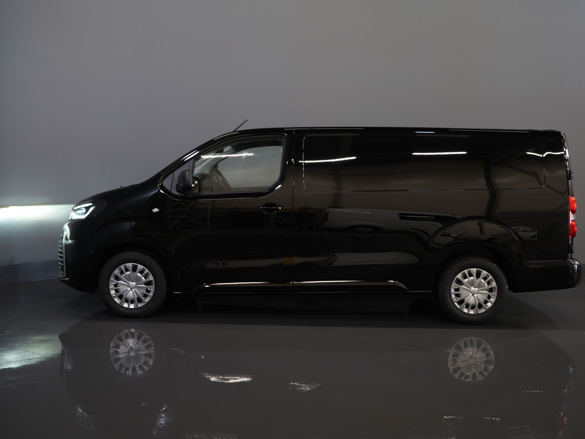 Toyota PROACE Electric Worker Van 75 kWh L3 345 km WLTP LED/ Schnellladegerät/ Keyless/ Adapt.Cruise/ Steerverw./ Stoelverw./ Navi/ Carplay/ Kamera/ PDC/ Airco