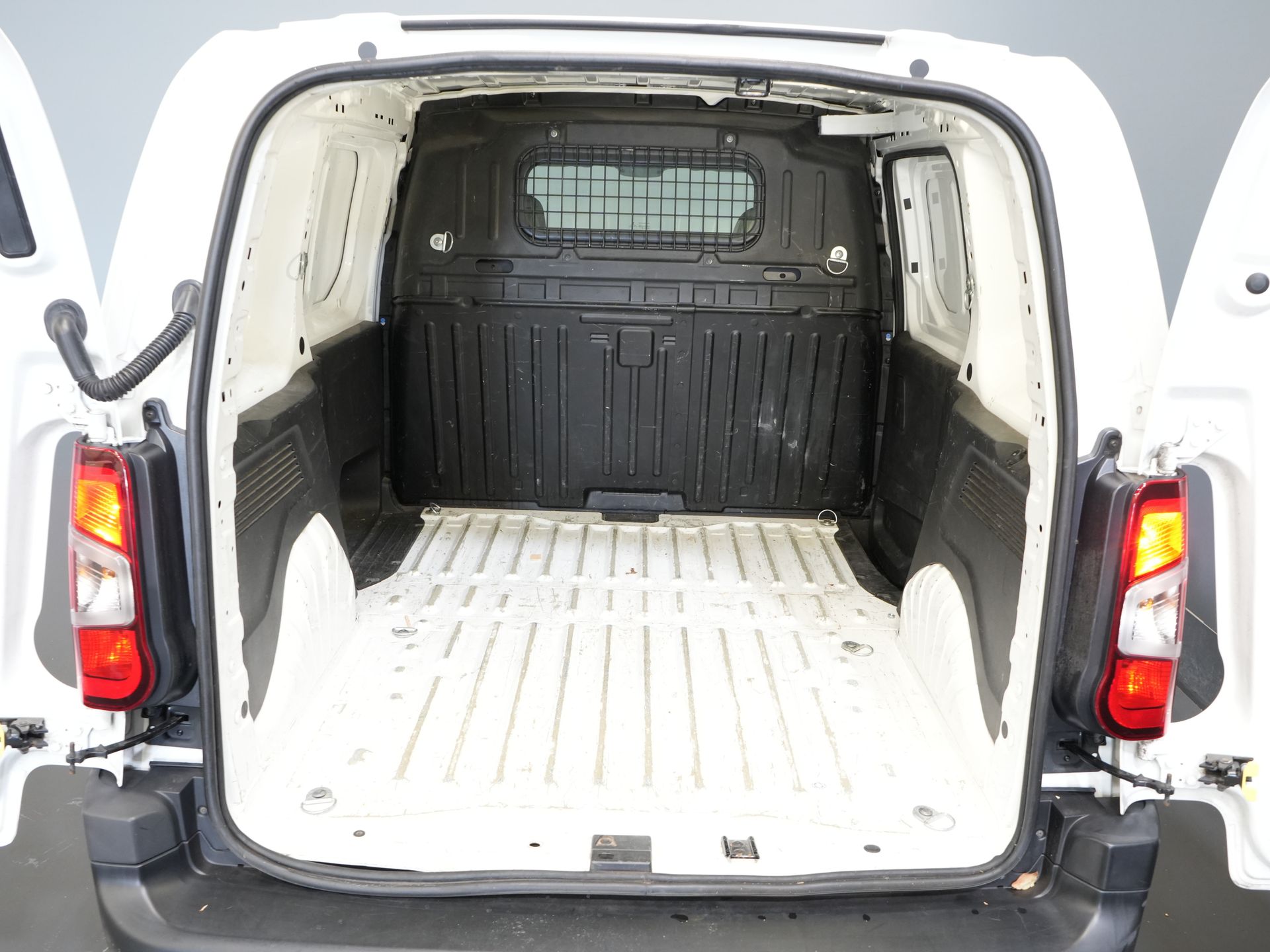 Peugeot Partner Bestelbus 1.6 HDI 75 pk EXPORT ONLY Rijdt Prima/ Volledig Onderhouden/ Airco/