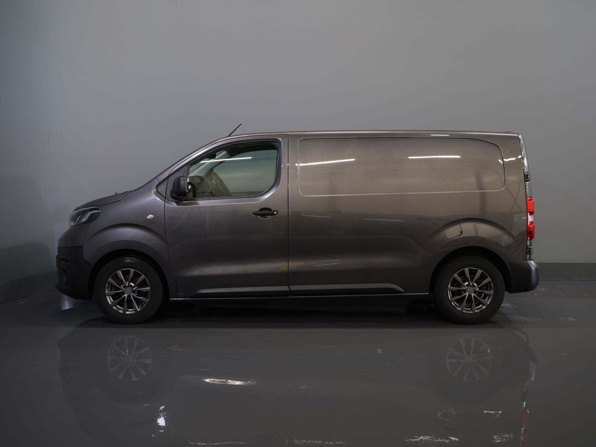 Toyota ProAce Worker Bestelbus 1.5 D-4D 120PK Live Carplay/ Cruise/ Airco/ LMV/ Trekhaak/ Navi/ Camera/ PDC NL Auto