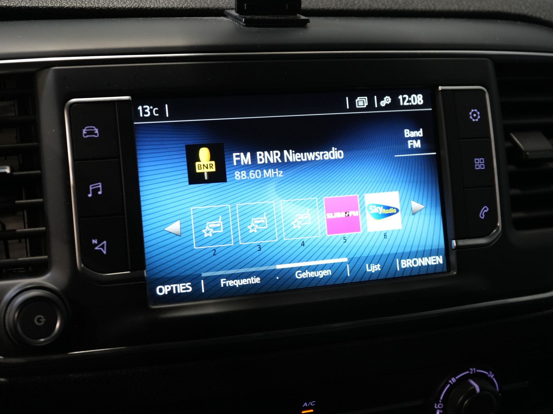 Toyota ProAce Worker Bestelbus 1.5 D-4D 120PK Live Carplay/ Cruise/ Airco/ LMV/ Trekhaak/ Navi/ Camera/ PDC NL Auto