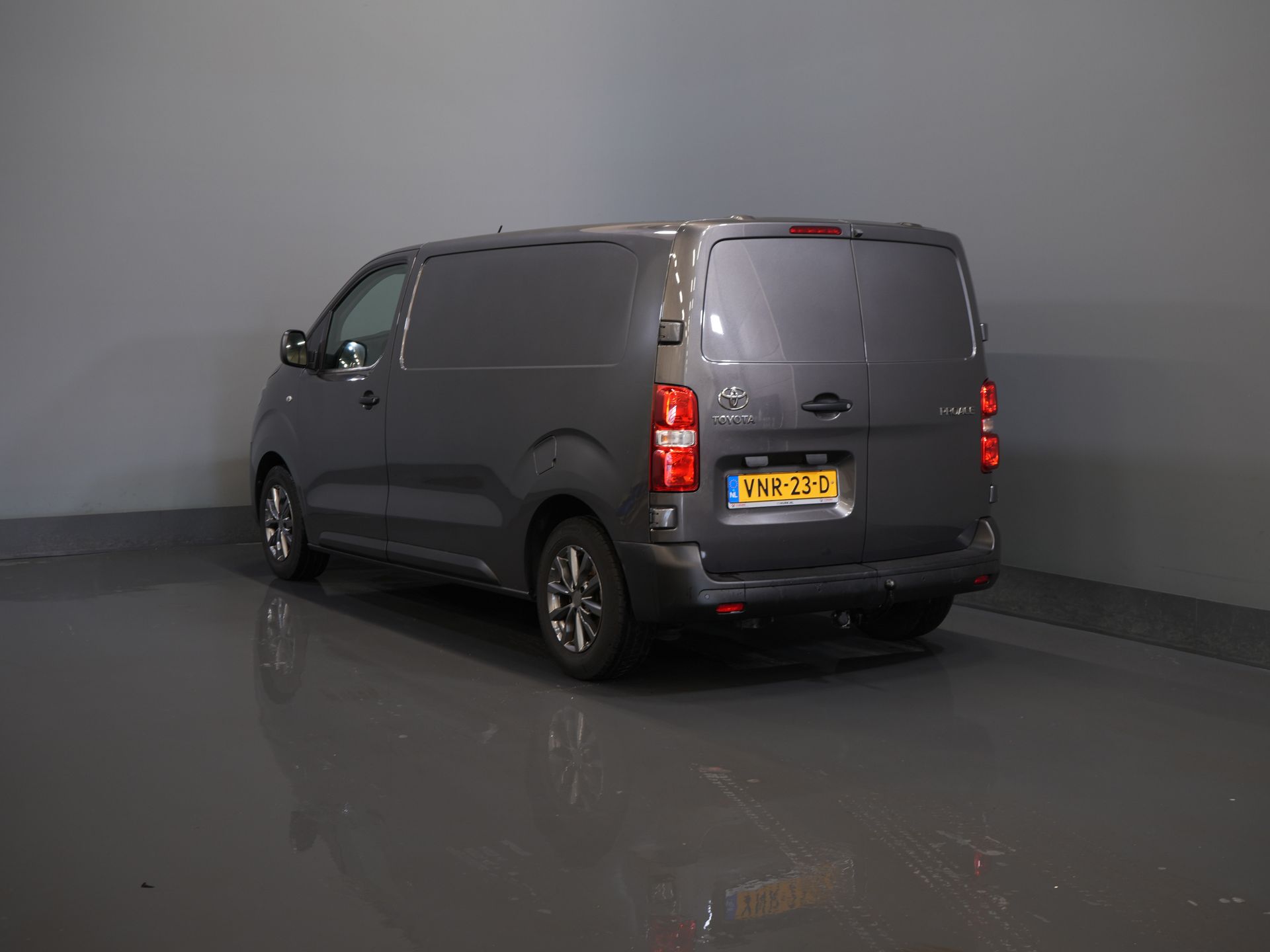 Toyota ProAce Worker Bestelbus 1.5 D-4D 120PK Live Carplay/ Cruise/ Airco/ LMV/ Trekhaak/ Navi/ Camera/ PDC NL Auto