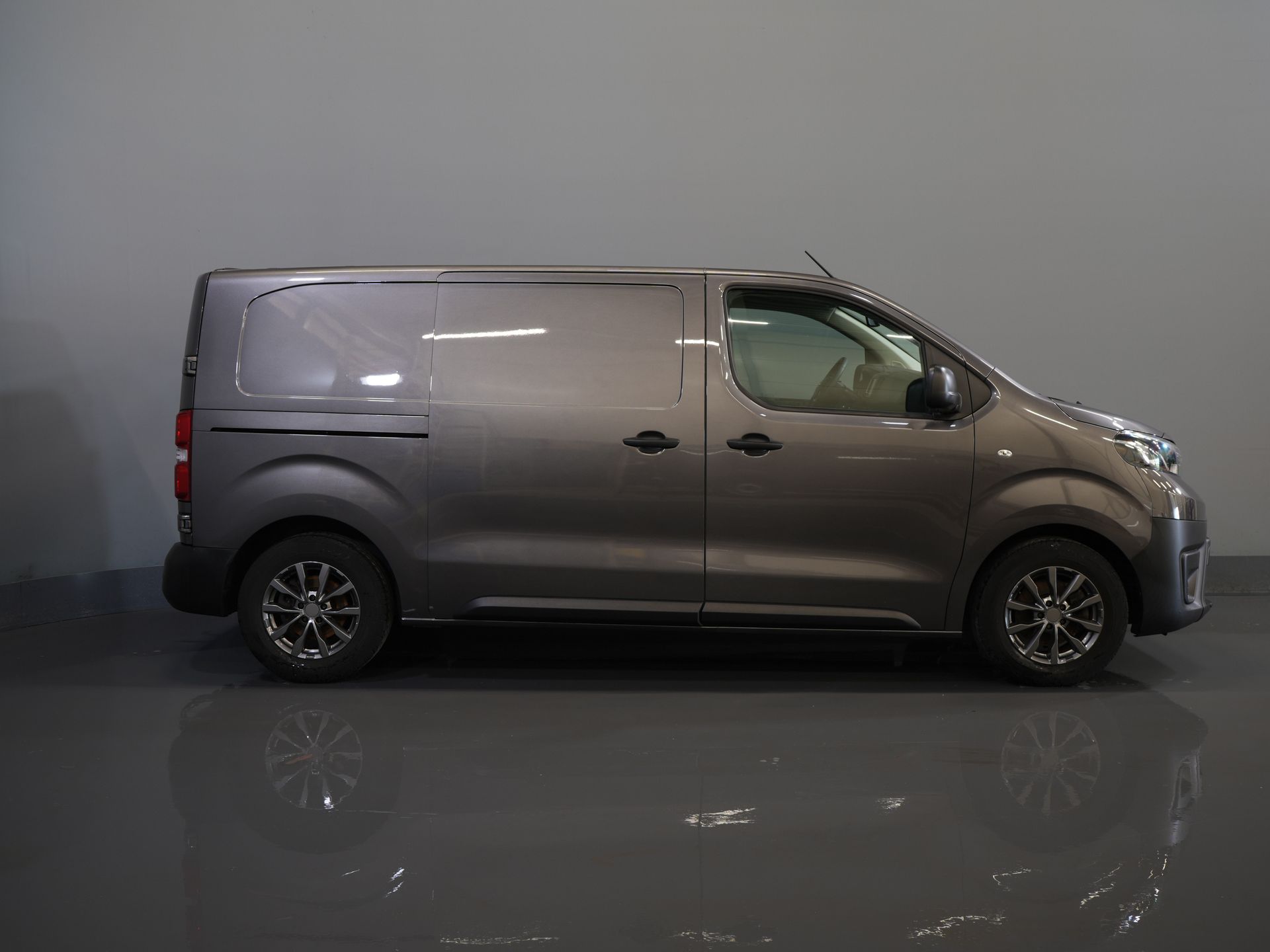 Toyota ProAce Worker Bestelbus 1.5 D-4D 120PK Live Carplay/ Cruise/ Airco/ LMV/ Trekhaak/ Navi/ Camera/ PDC NL Auto