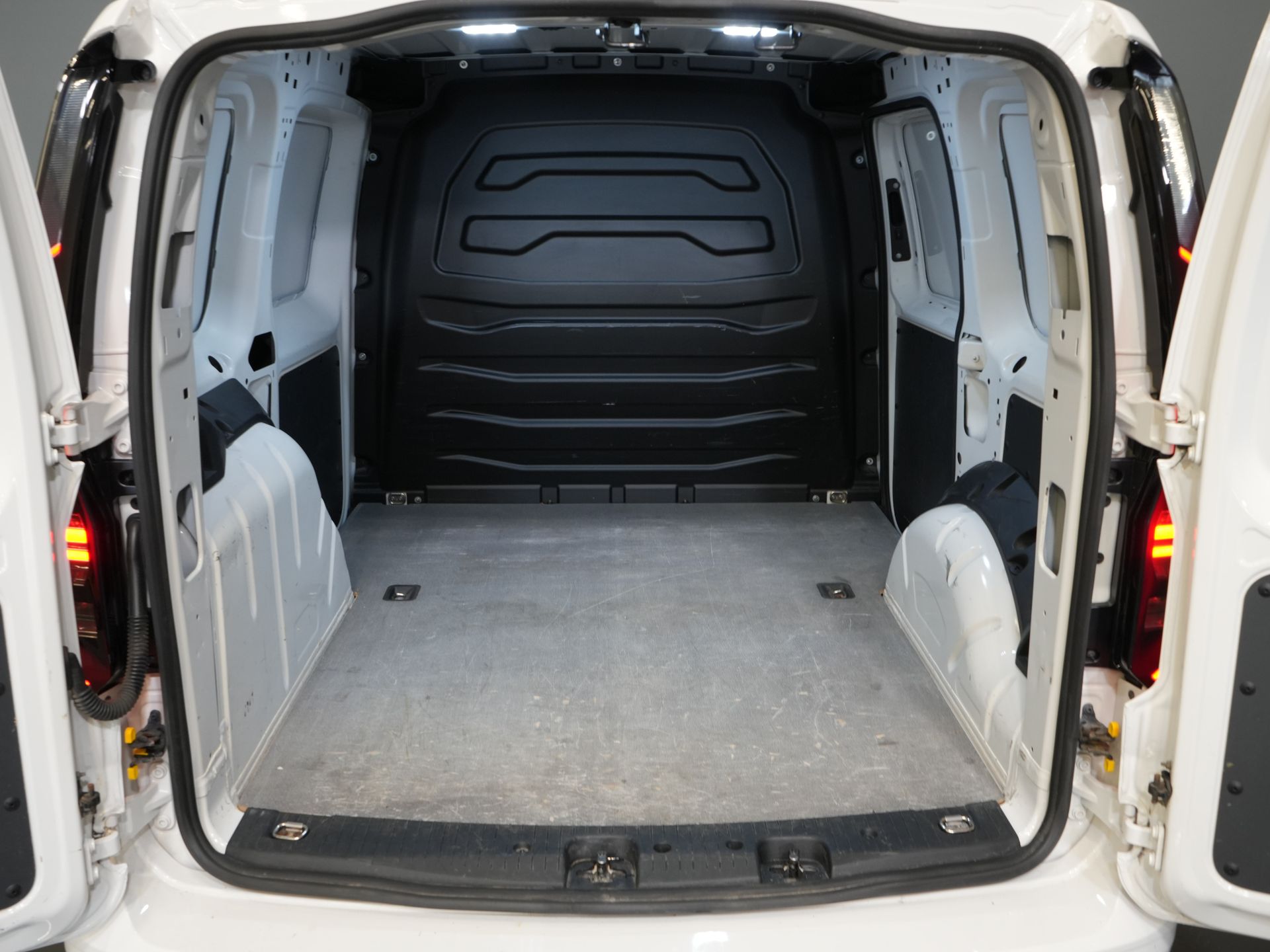 Volkswagen Caddy Cargo Van 2.0 TDI 125 cv DSG Aut. LED/ Adapt.Cruise/ Riscaldatore a cavalletto/ Carplay/ Riscaldamento sedili/ Airco/ Telecamera/ 16 ”LMV/ PDC/ Gancio di traino