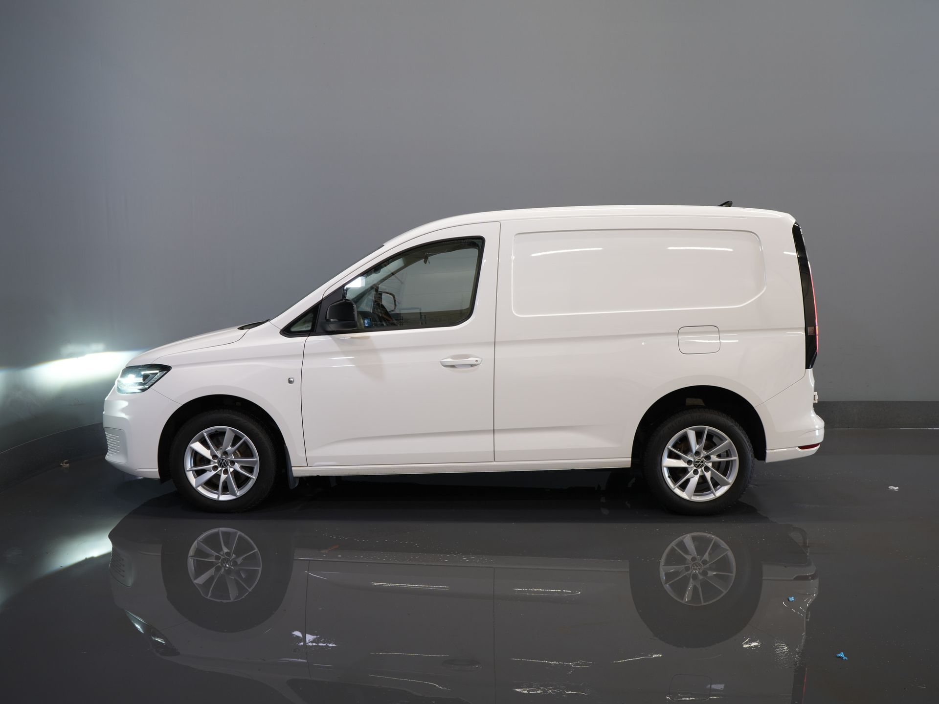 Volkswagen Caddy Cargo Van 2.0 TDI 125 cv DSG Aut. LED/ Adapt.Cruise/ Riscaldatore a cavalletto/ Carplay/ Riscaldamento sedili/ Airco/ Telecamera/ 16 ”LMV/ PDC/ Gancio di traino