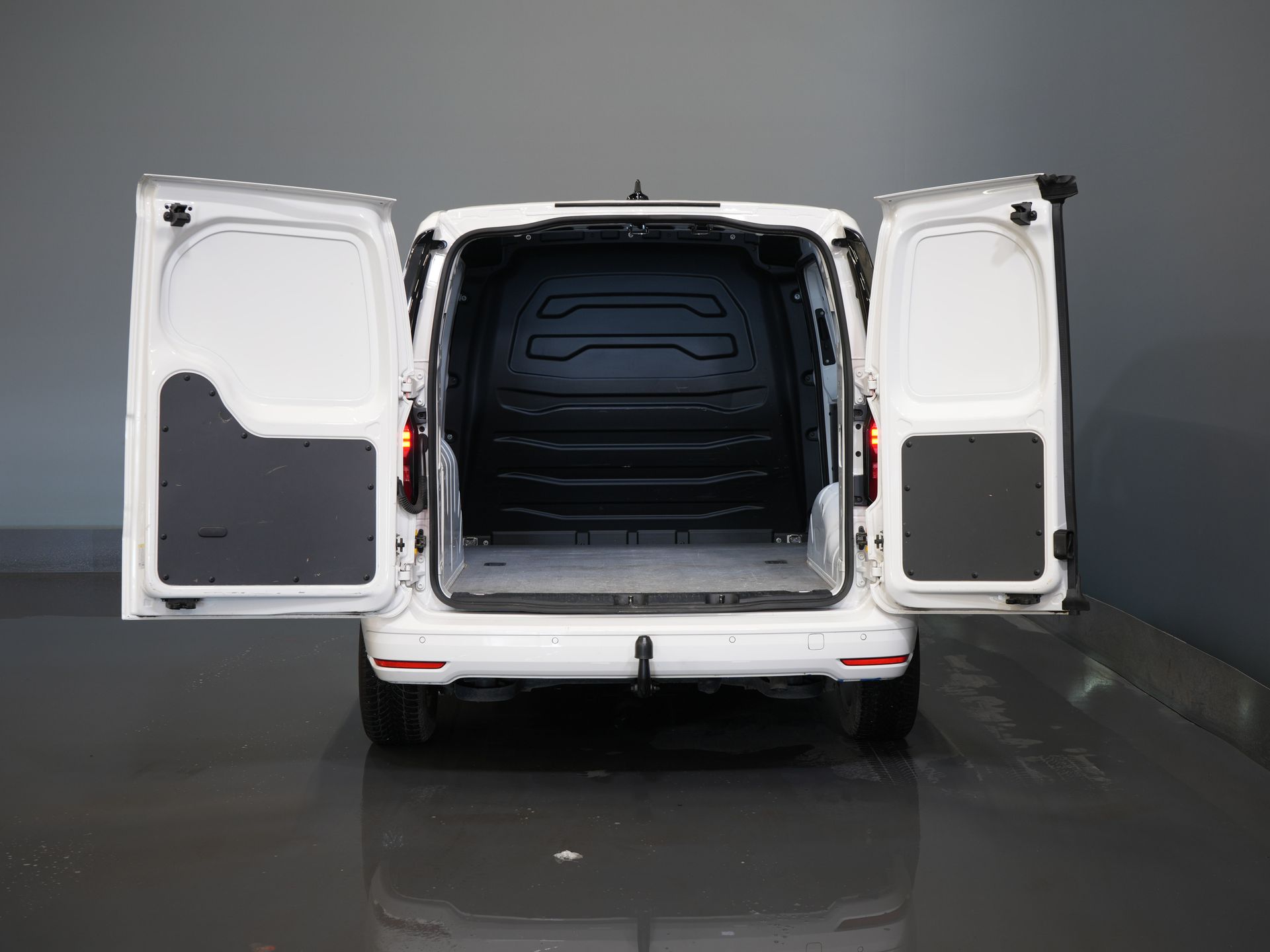 Volkswagen Caddy Cargo Van 2.0 TDI 125 cv DSG Aut. LED/ Adapt.Cruise/ Riscaldatore a cavalletto/ Carplay/ Riscaldamento sedili/ Airco/ Telecamera/ 16 ”LMV/ PDC/ Gancio di traino