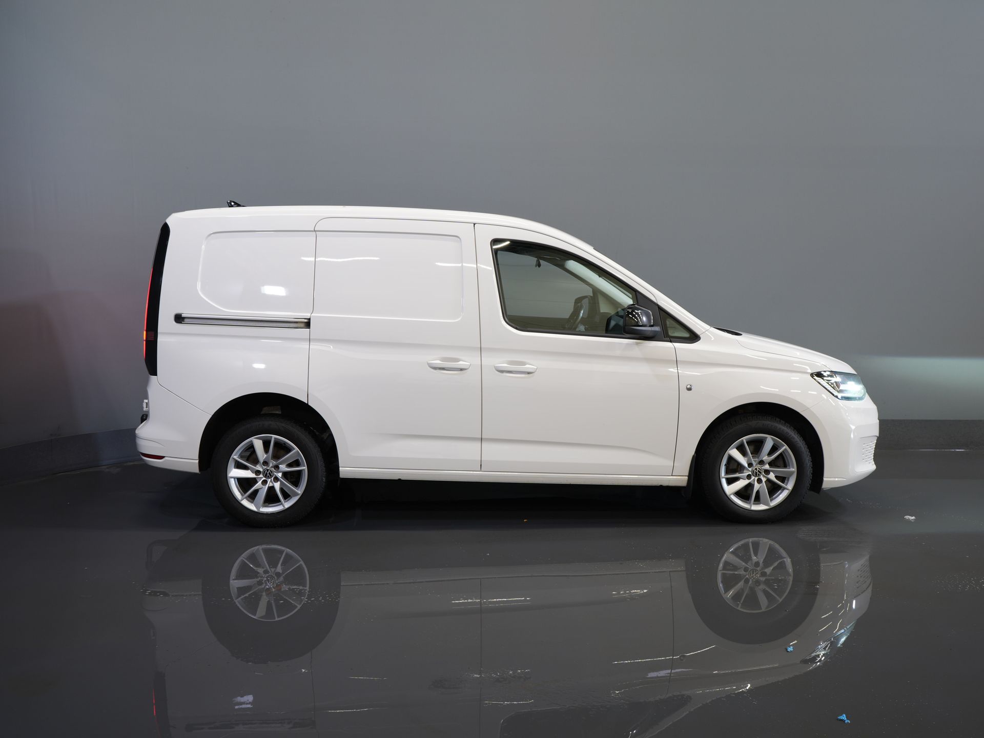 Volkswagen Caddy Cargo Van 2.0 TDI 125 cv DSG Aut. LED/ Adapt.Cruise/ Riscaldatore a cavalletto/ Carplay/ Riscaldamento sedili/ Airco/ Telecamera/ 16 ”LMV/ PDC/ Gancio di traino