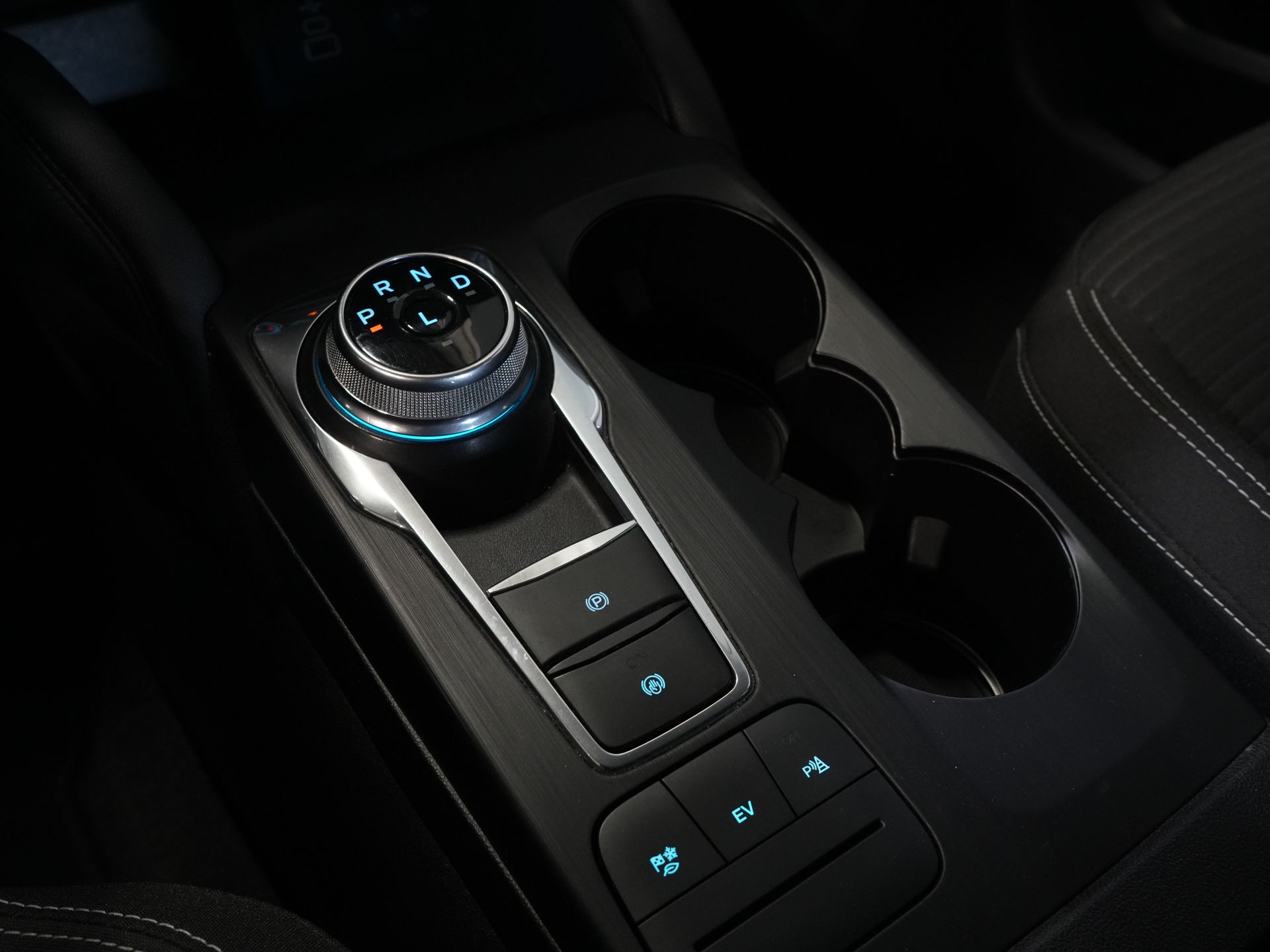 Ford Kuga SUV 2.5 PHEV 225 pk Titanium LED/ Carplay/ Virtual Cockpit/ Elek.Trekhaak/ Navi/ Camera/ PDC/ Climate/ Keyless