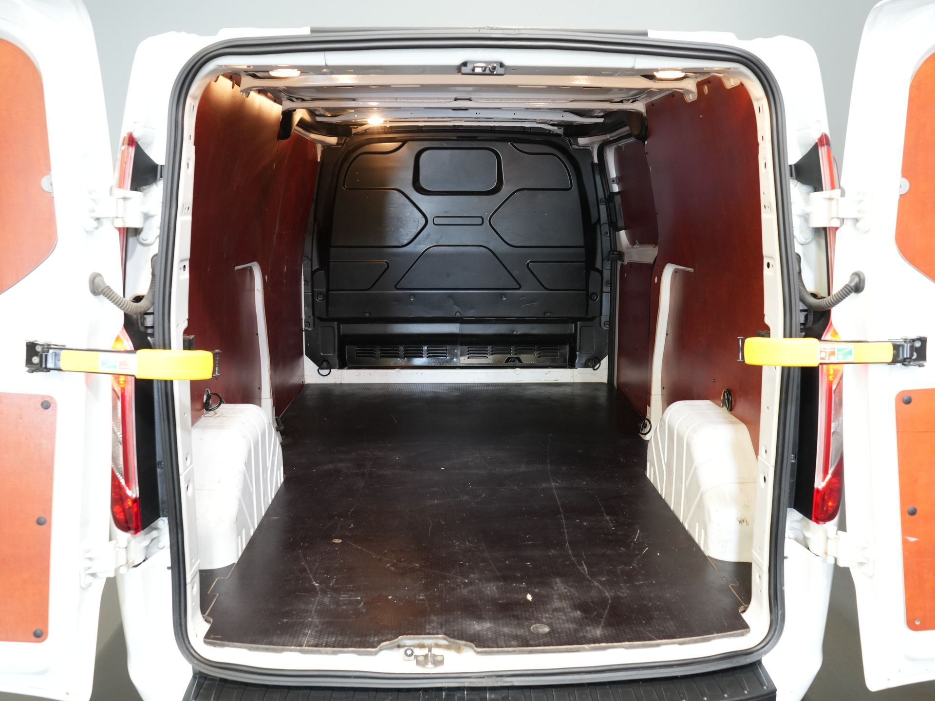 Ford Transit Custom Bestelbus 2.0 TDCI L2 130 pk Trend 2.8t Trekverm./ Cruise/ PDC V+A/ DAB/ Airco