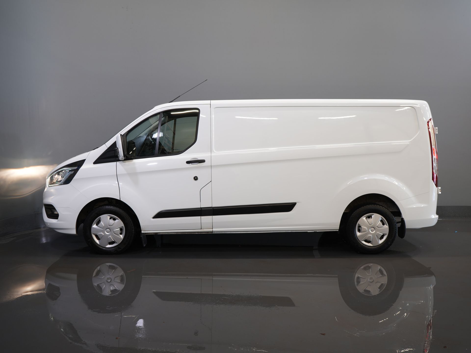 Ford Transit Custom Bestelbus 2.0 TDCI L2 130 pk Trend 2.8t Trekverm./ Cruise/ PDC V+A/ DAB/ Airco
