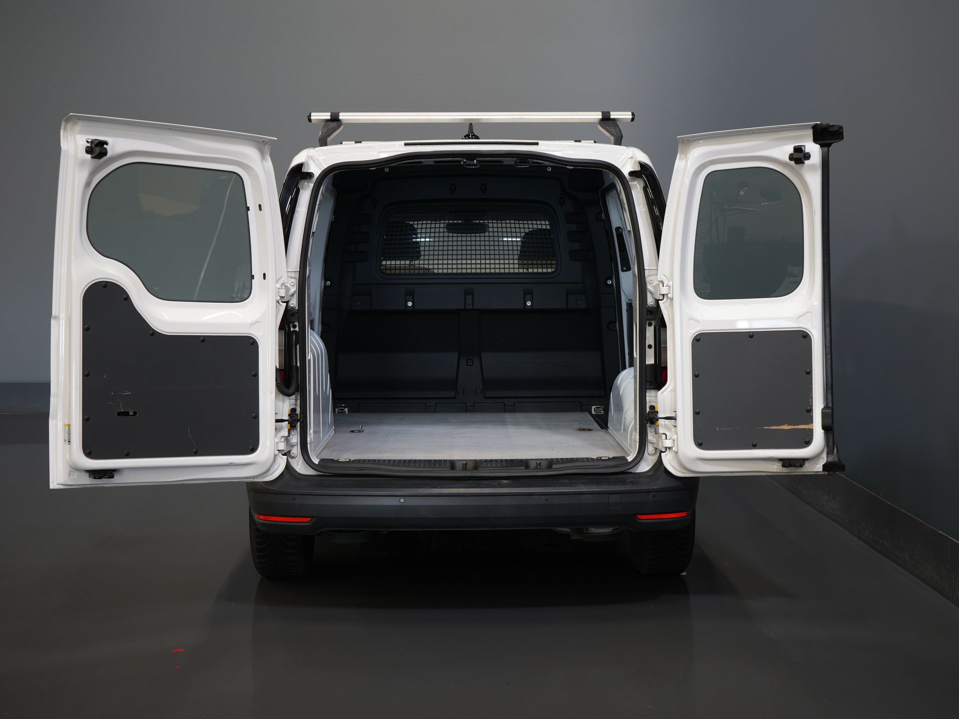 Volkswagen Caddy Cargo Bestelbus 1.5 TSI 115 pk BENZINE BPM VRIJ! Airco/ PDC/ DAB/ Dakdragers