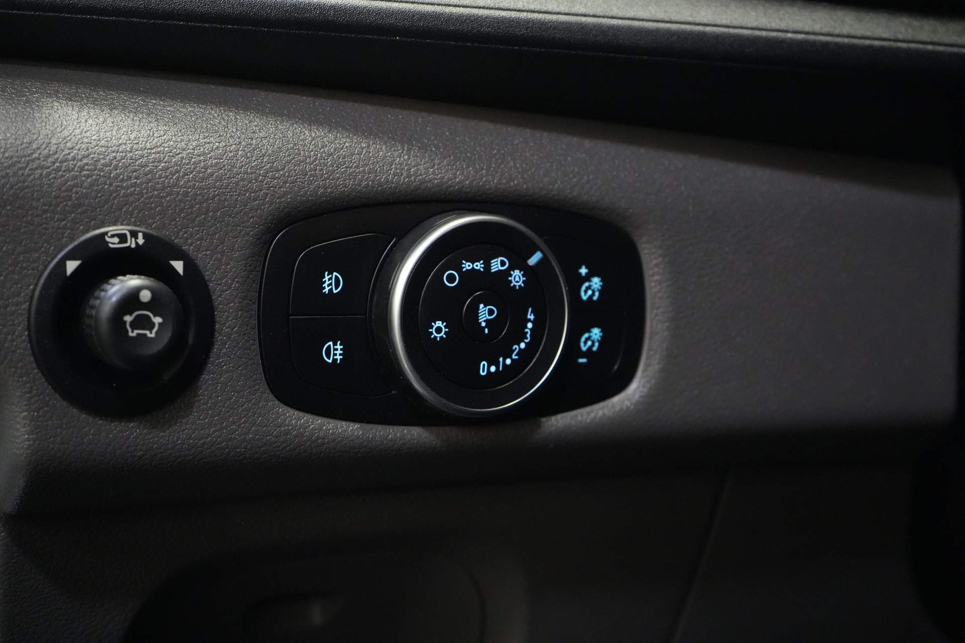 Ford Transit Furgón 2.0 TDCI 130 CV L3H2 DC Doble Cabina 7 Pers./ Cinturón V.V./ Adapt. Cruise/ CarPlay/ PDC/ Navi/ Camera/ Airco/ Towbar