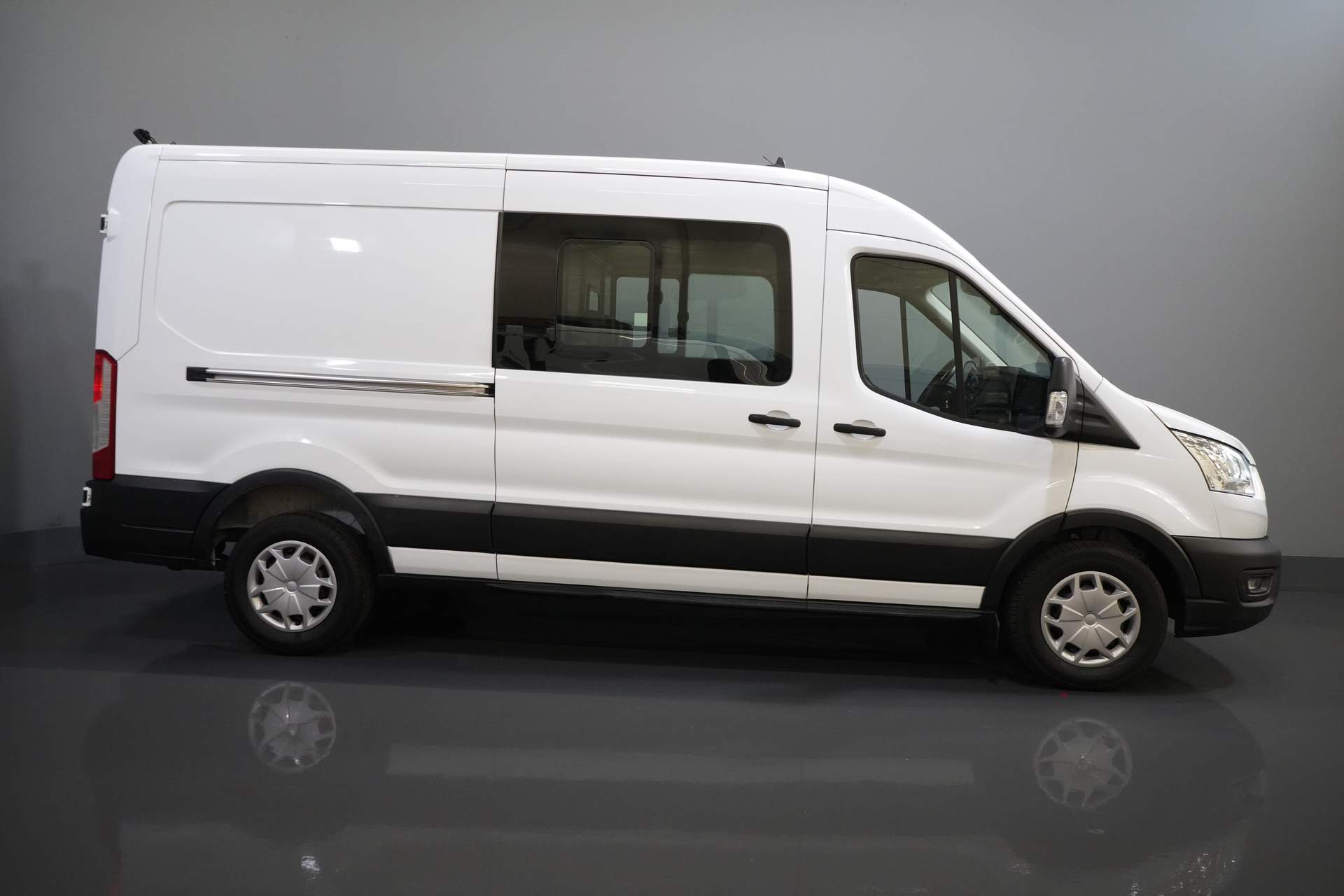 Ford Transit Furgón 2.0 TDCI 130 CV L3H2 DC Doble Cabina 7 Pers./ Cinturón V.V./ Adapt. Cruise/ CarPlay/ PDC/ Navi/ Camera/ Airco/ Towbar