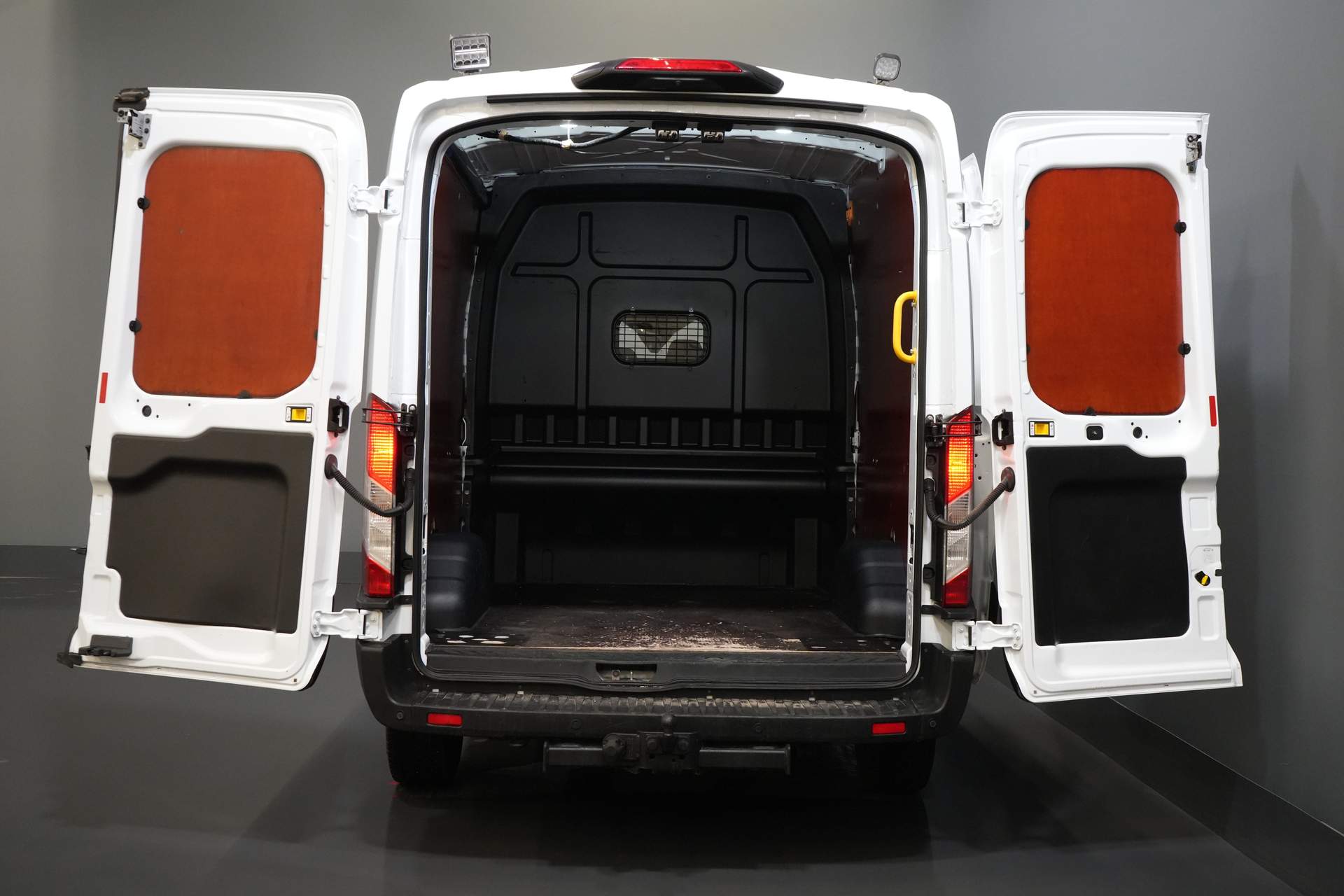 Ford Transit Furgón 2.0 TDCI 130 CV L3H2 DC Doble Cabina 7 Pers./ Cinturón V.V./ Adapt. Cruise/ CarPlay/ PDC/ Navi/ Camera/ Airco/ Towbar