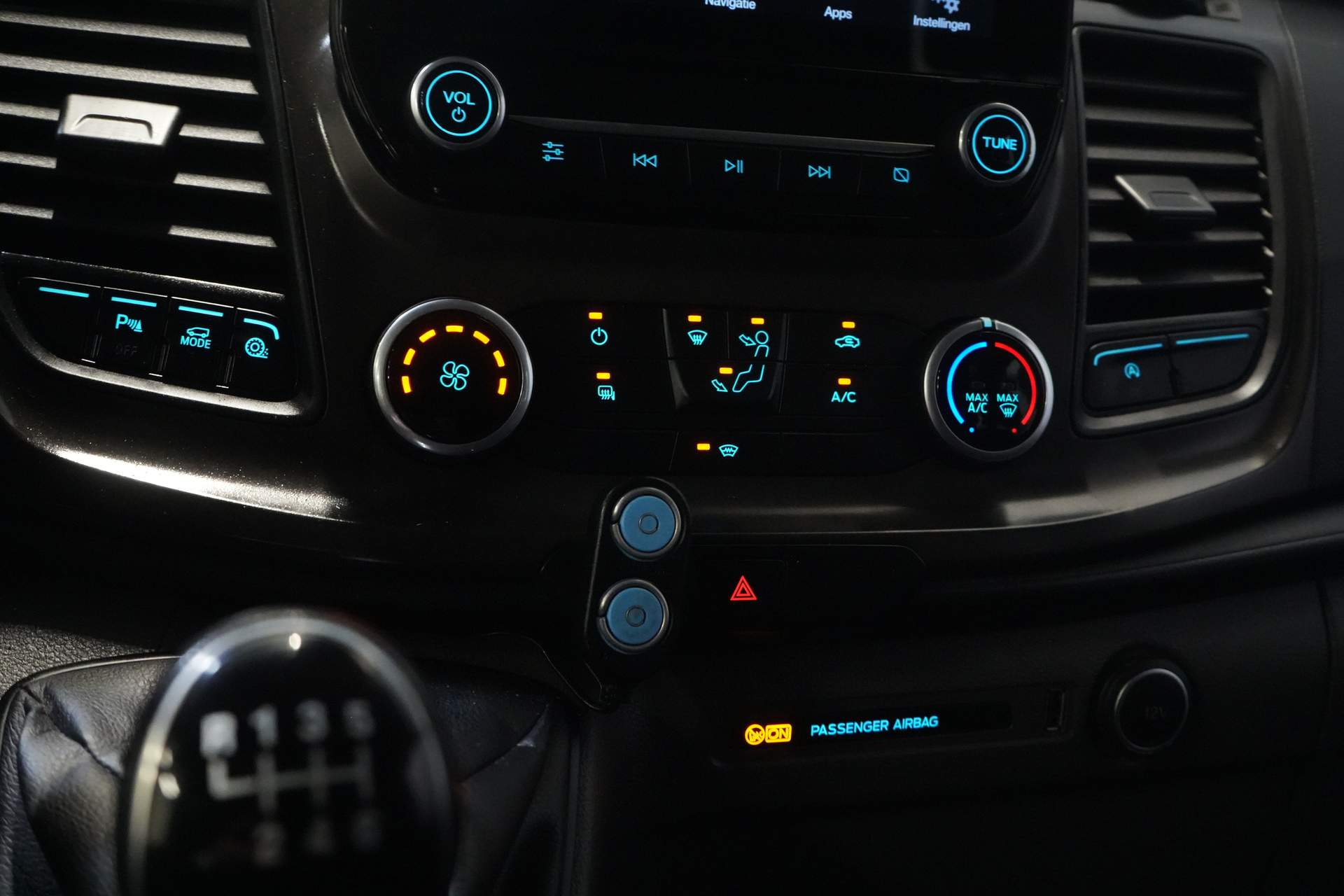 Ford Transit Furgón 2.0 TDCI 130 CV L3H2 DC Doble Cabina 7 Pers./ Cinturón V.V./ Adapt. Cruise/ CarPlay/ PDC/ Navi/ Camera/ Airco/ Towbar