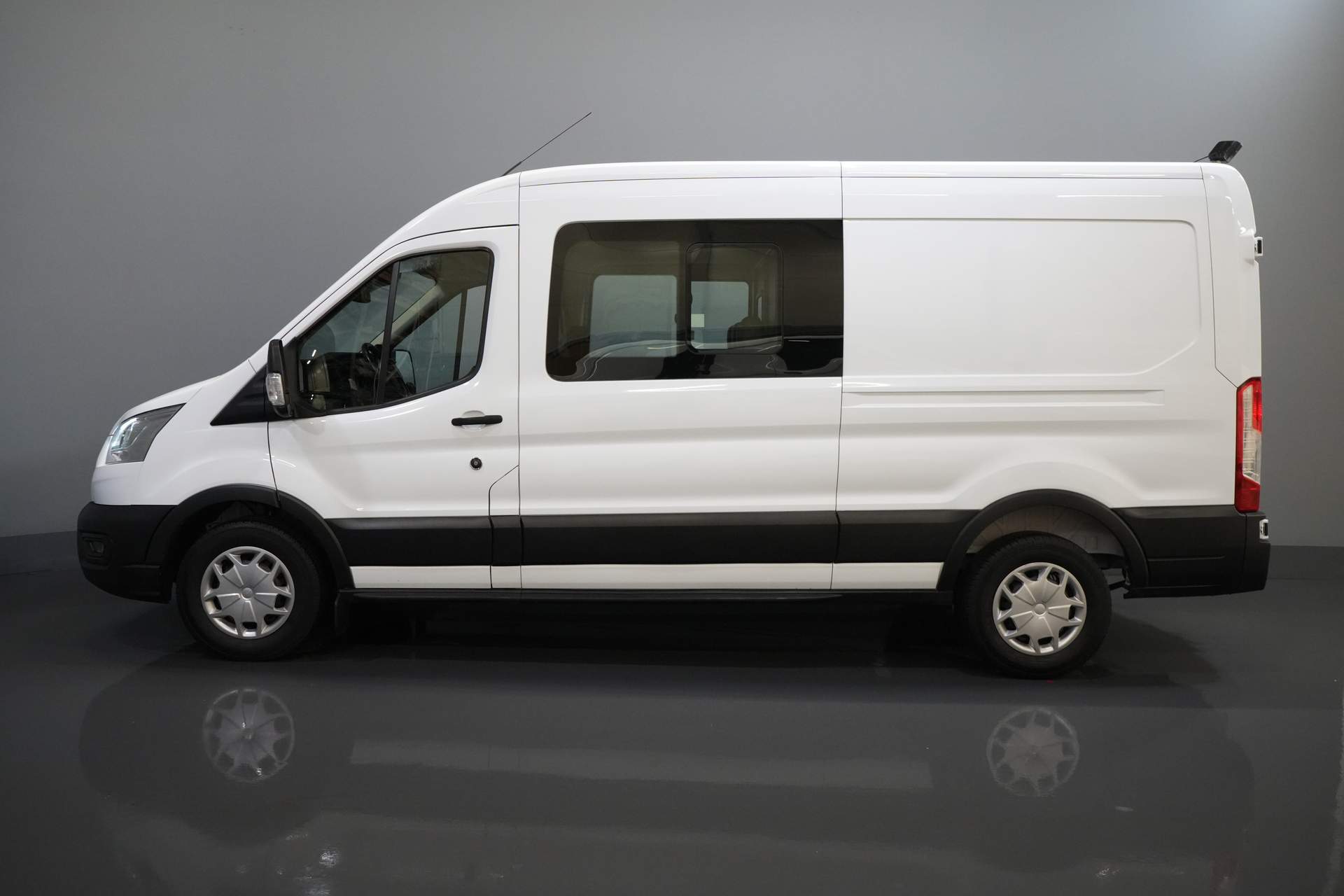 Ford Transit Furgón 2.0 TDCI 130 CV L3H2 DC Doble Cabina 7 Pers./ Cinturón V.V./ Adapt. Cruise/ CarPlay/ PDC/ Navi/ Camera/ Airco/ Towbar