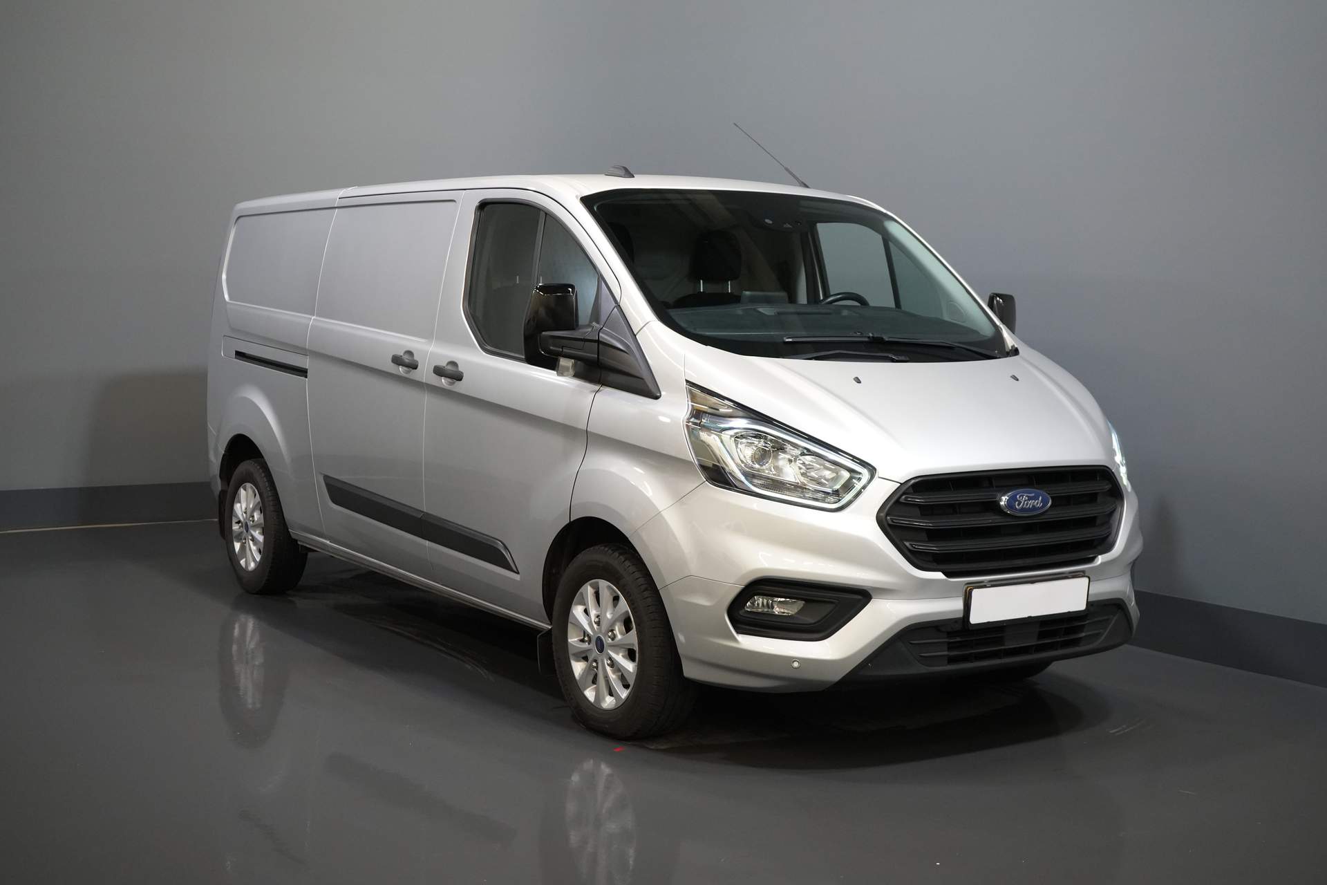 Ford Transit Custom Bestelbus 2.0 TDCI 130 pk L2 BPM VRIJ! NL Auto/ Carplay/ Camera/ PDC/ Cruise/ LMV/ Trekhaak