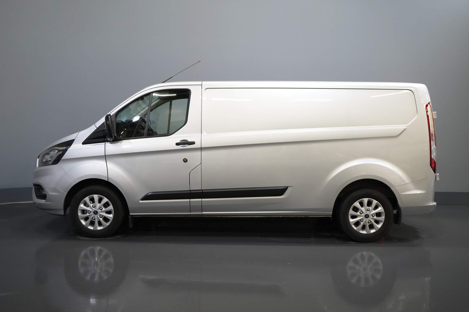 Ford Transit Custom Bestelbus 2.0 TDCI 130 pk L2 BPM VRIJ! NL Auto/ Carplay/ Camera/ PDC/ Cruise/ LMV/ Trekhaak