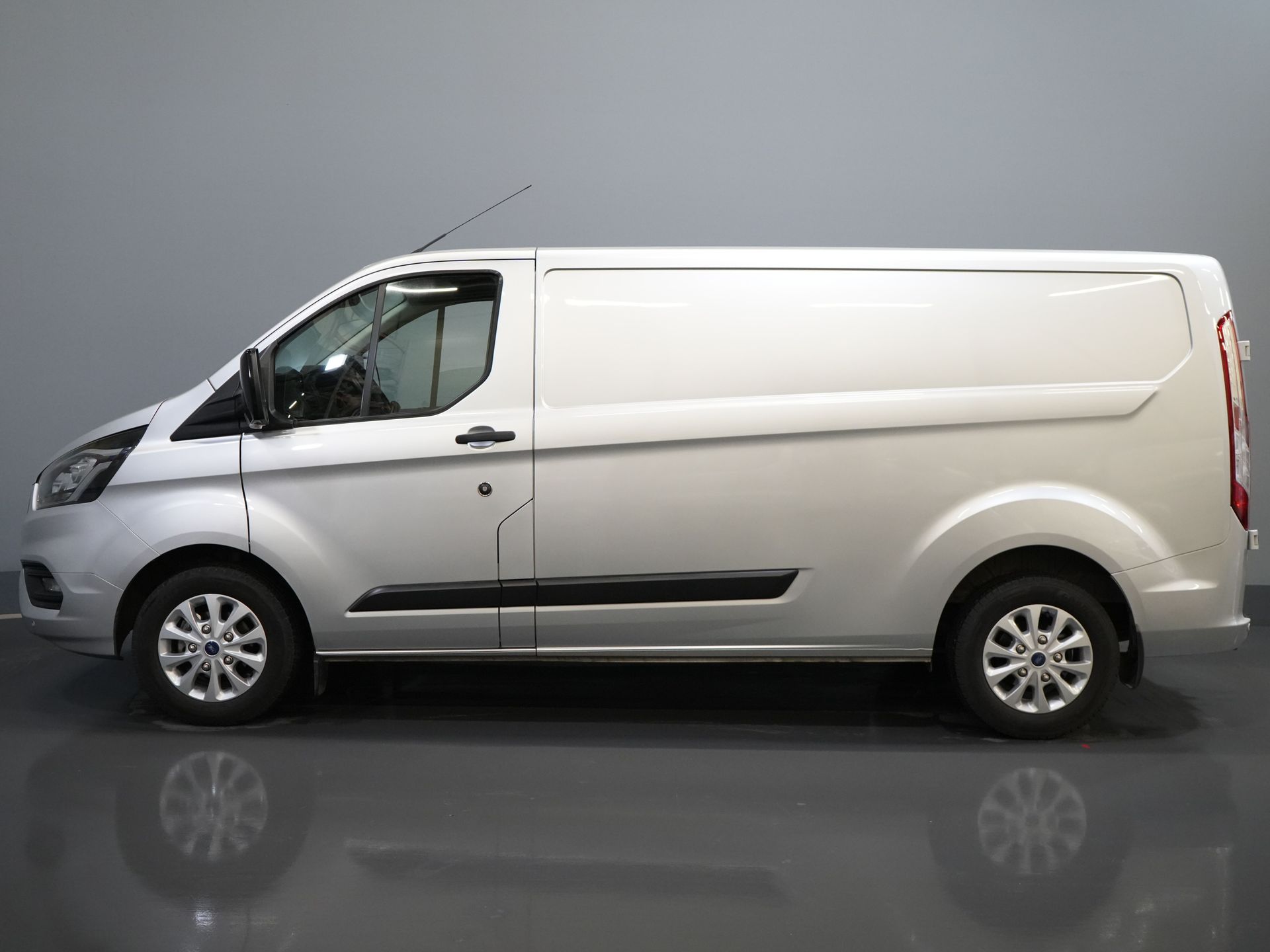 Ford Transit Custom Van 2.0 TDCI 130 hp L2 BPM FREE! NL Auto/ Carplay/ Kamera/ PDC/ Cruise/ LMV/ Anhängerkupplung