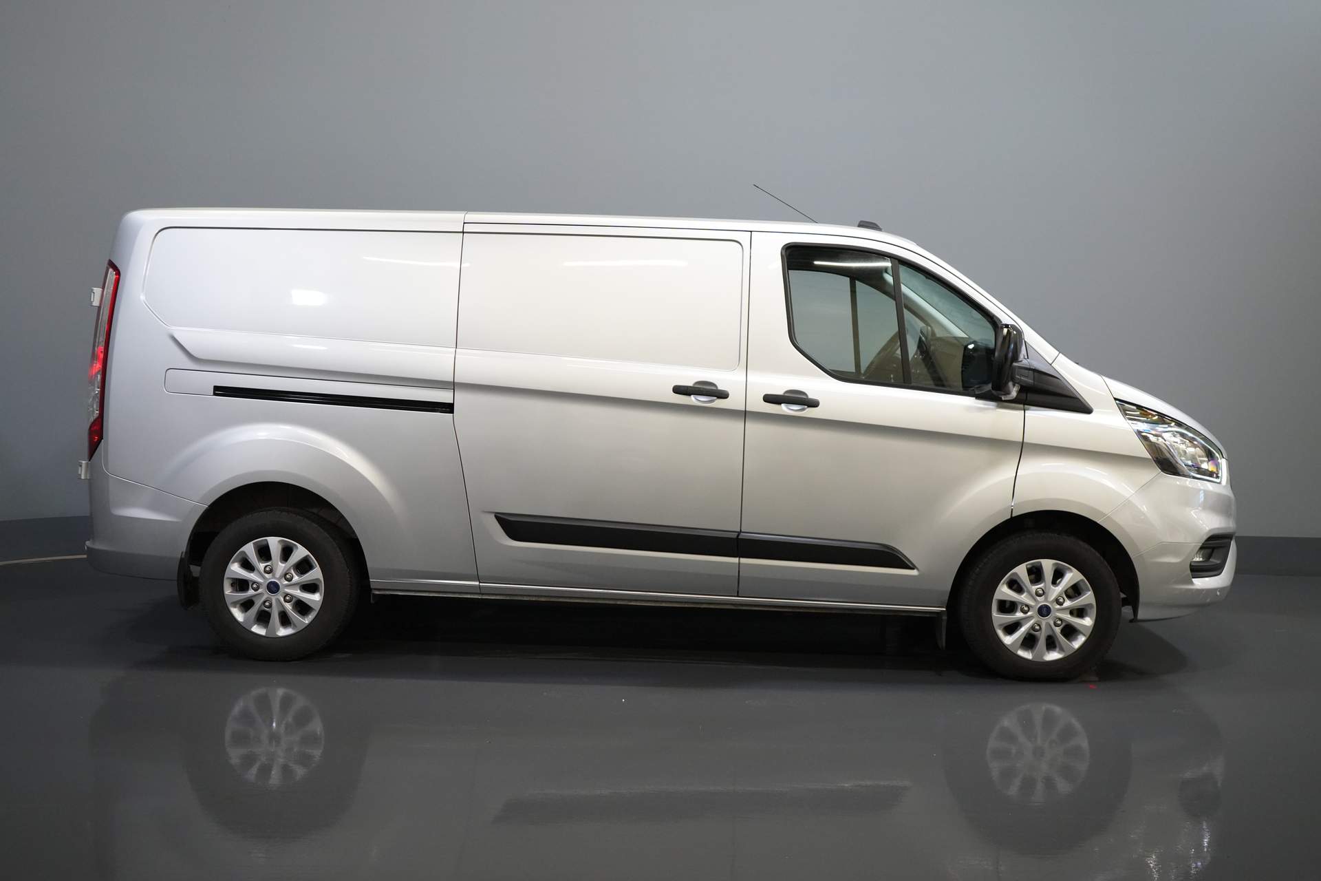 Ford Transit Custom Bestelbus 2.0 TDCI 130 pk L2 BPM VRIJ! NL Auto/ Carplay/ Camera/ PDC/ Cruise/ LMV/ Trekhaak