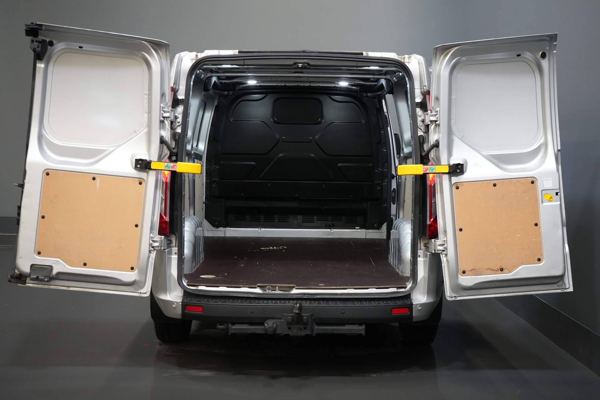 Ford Transit Custom Bestelbus 2.0 TDCI 130 pk L2 BPM VRIJ! NL Auto/ Carplay/ Camera/ PDC/ Cruise/ LMV/ Trekhaak