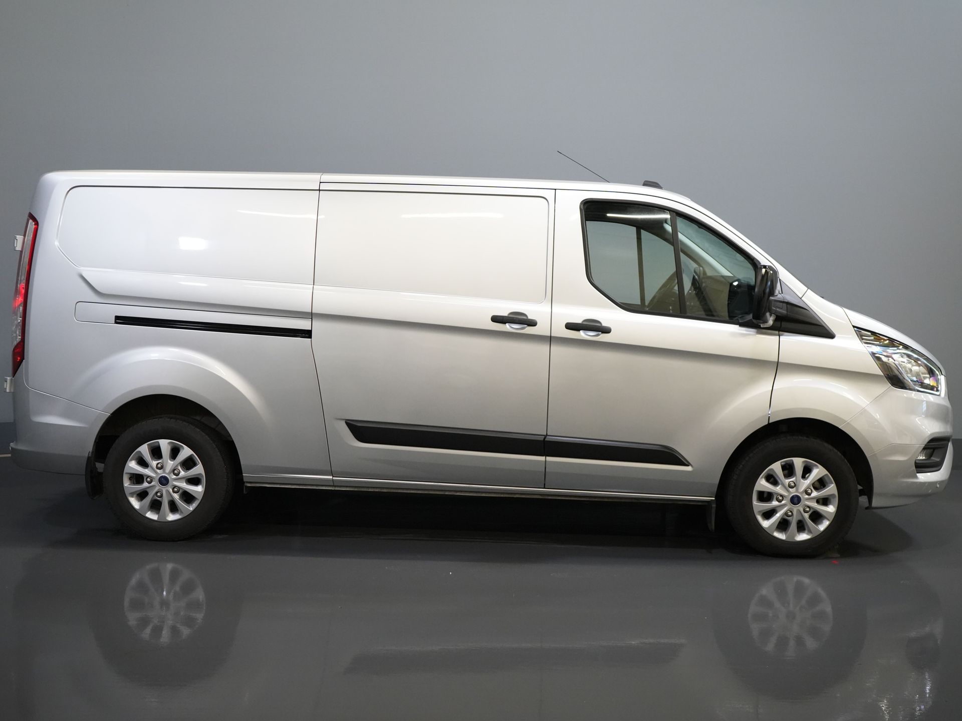 Ford Transit Custom Van 2.0 TDCI 130 hp L2 BPM FREE! NL Auto/ Carplay/ Kamera/ PDC/ Cruise/ LMV/ Anhängerkupplung