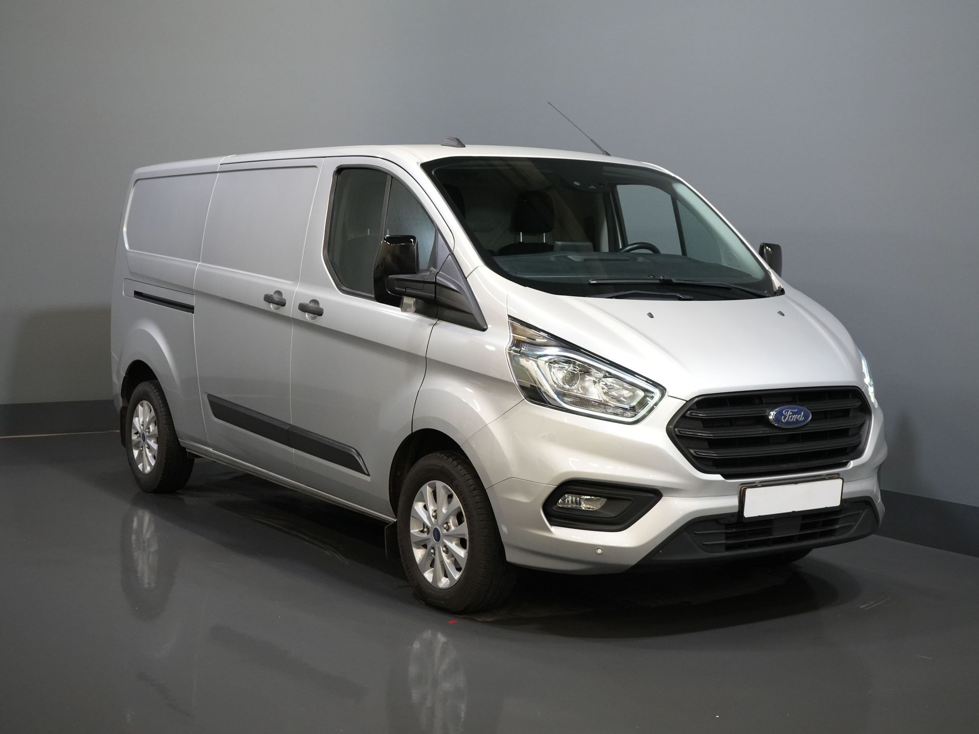 Ford Transit Custom Van 2.0 TDCI 130 hp L2 BPM FREE! NL Auto/ Carplay/ Kamera/ PDC/ Cruise/ LMV/ Anhängerkupplung