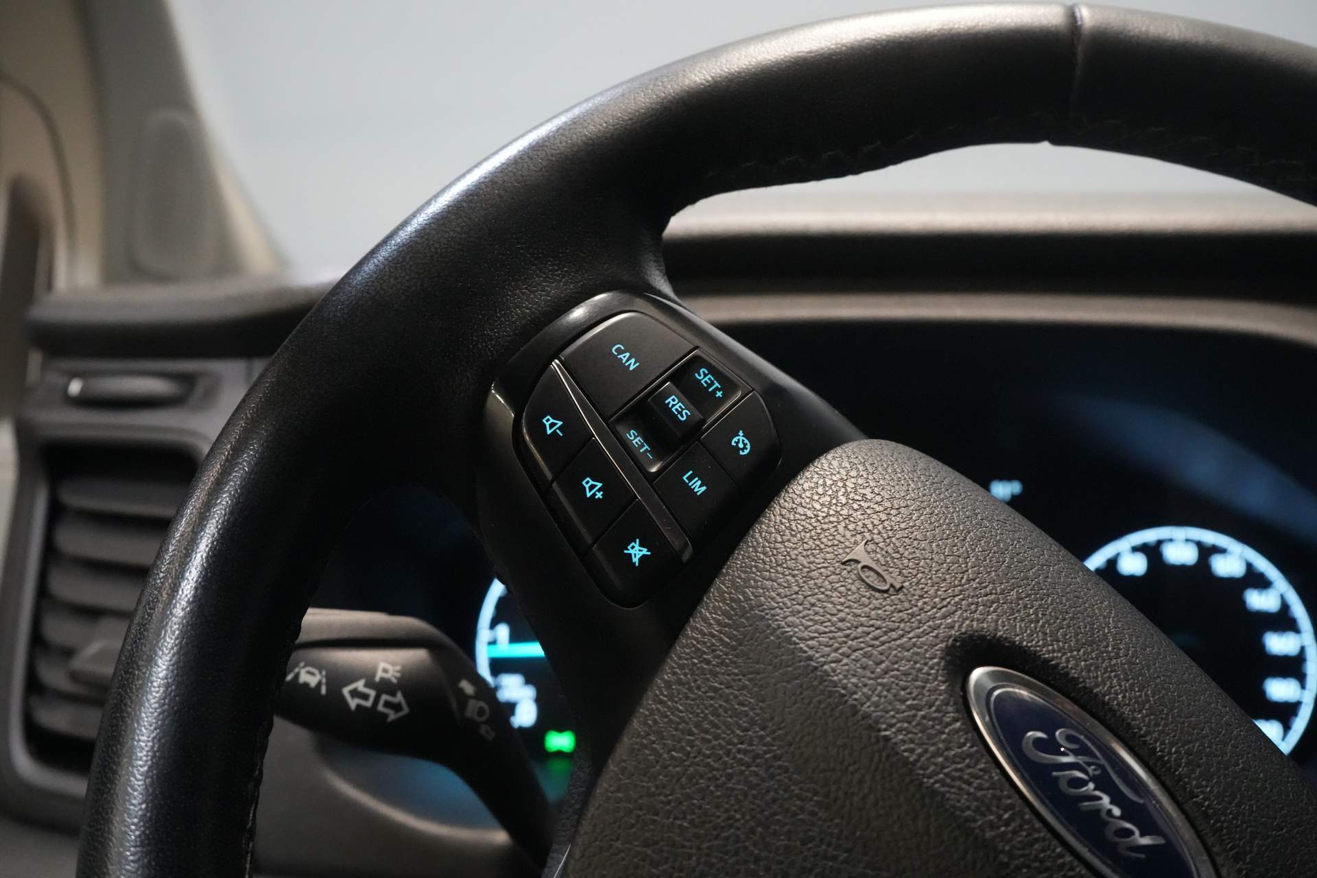 Ford Transit Custom Bestelbus 2.0 TDCI 130 pk L2 BPM VRIJ! NL Auto/ Carplay/ Camera/ PDC/ Cruise/ LMV/ Trekhaak