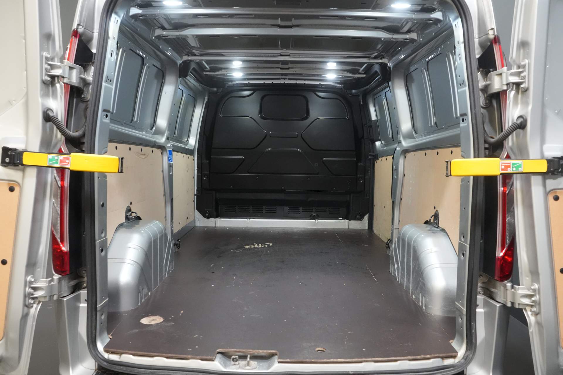 Ford Transit Custom Bestelbus 2.0 TDCI 130 pk L2 BPM VRIJ! NL Auto/ Carplay/ Camera/ PDC/ Cruise/ LMV/ Trekhaak