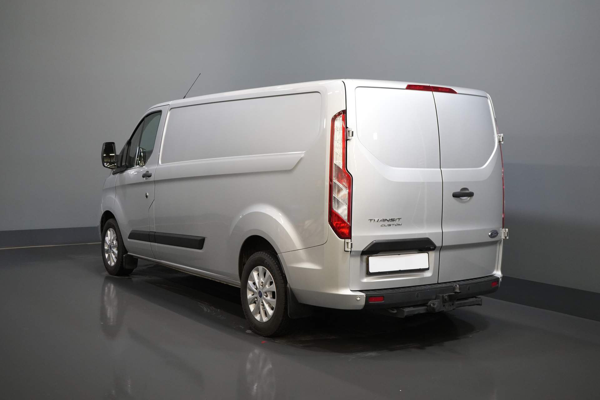 Ford Transit Custom Bestelbus 2.0 TDCI 130 pk L2 BPM VRIJ! NL Auto/ Carplay/ Camera/ PDC/ Cruise/ LMV/ Trekhaak
