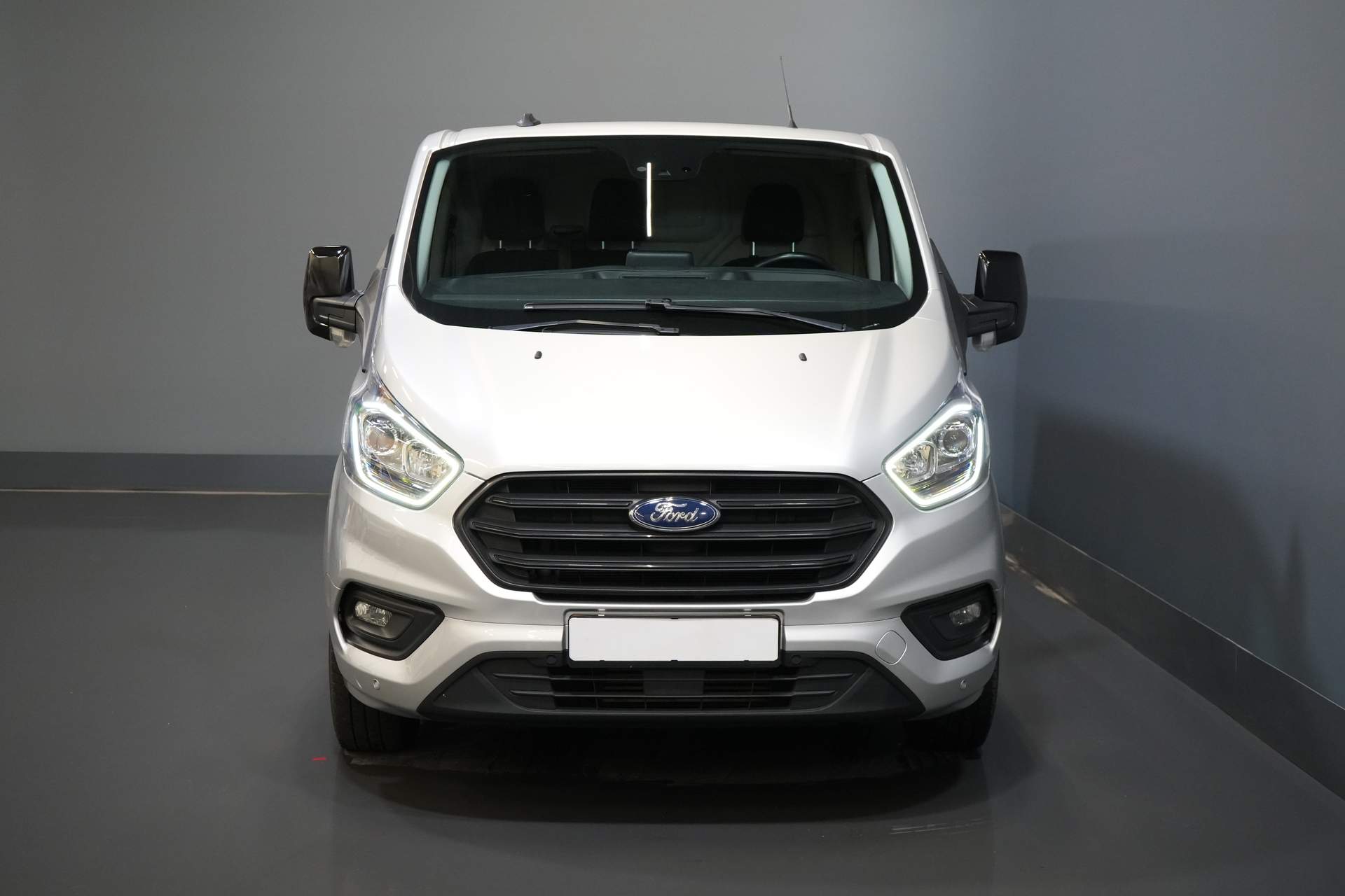 Ford Transit Custom Bestelbus 2.0 TDCI 130 pk L2 BPM VRIJ! NL Auto/ Carplay/ Camera/ PDC/ Cruise/ LMV/ Trekhaak