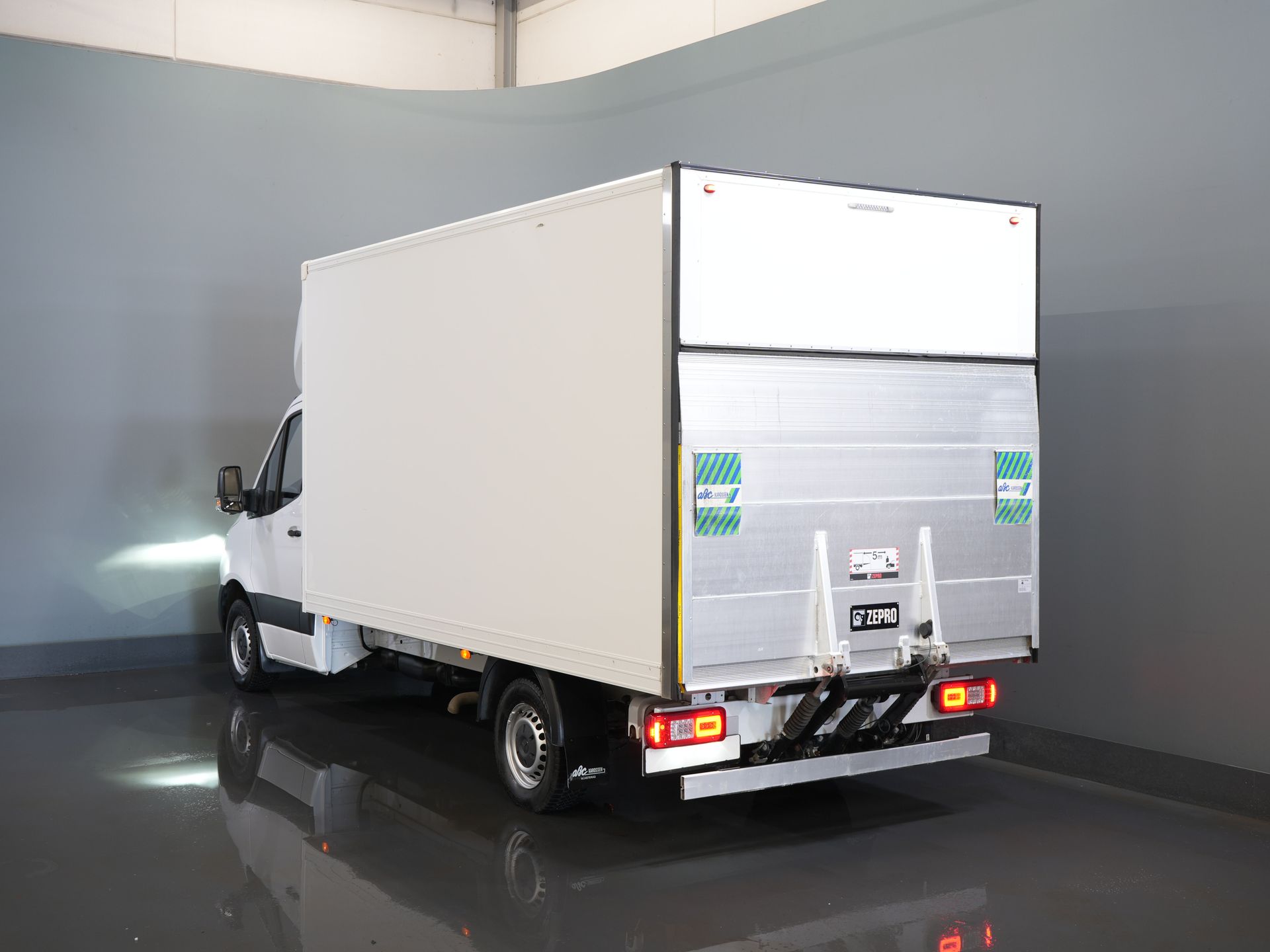Mercedes-Benz Sprinter Bakwagen 317 CDI Aut. Bakwagen Laadklep/ Spoiler/ Zijdeur/ LED/ Standkachel/ Stoelverw./ Carplay/ Cruise/ Airco/ 430x210x210