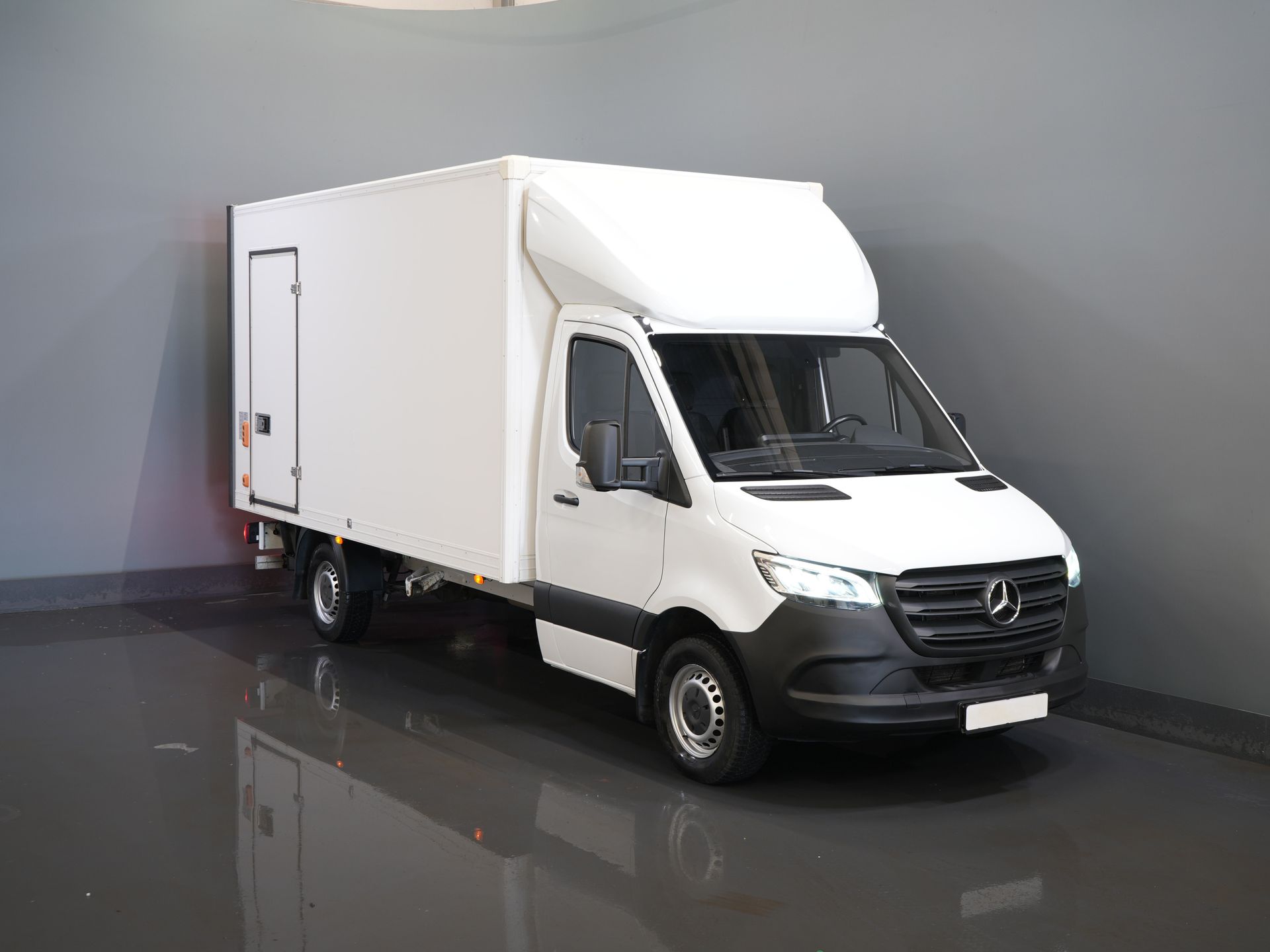 Mercedes-Benz Sprinter Bakwagen 317 CDI Aut. Bakwagen Laadklep/ Spoiler/ Zijdeur/ LED/ Standkachel/ Stoelverw./ Carplay/ Cruise/ Airco/ 430x210x210