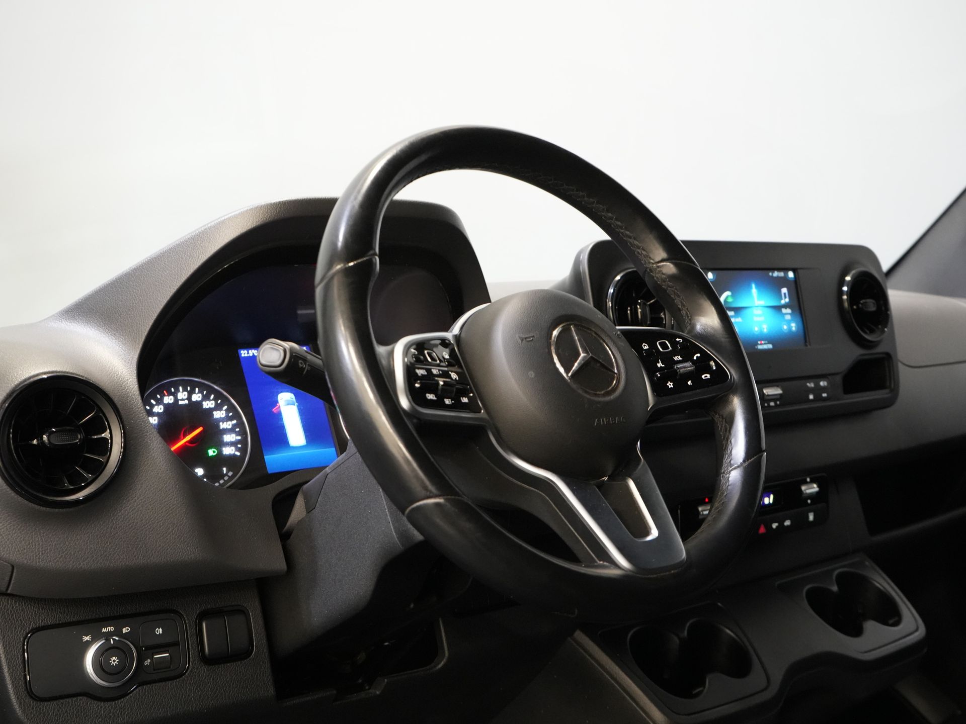Mercedes-Benz Sprinter Bakwagen 317 CDI Aut. Bakwagen Laadklep/ Spoiler/ Zijdeur/ LED/ Standkachel/ Stoelverw./ Carplay/ Cruise/ Airco/ 430x210x210