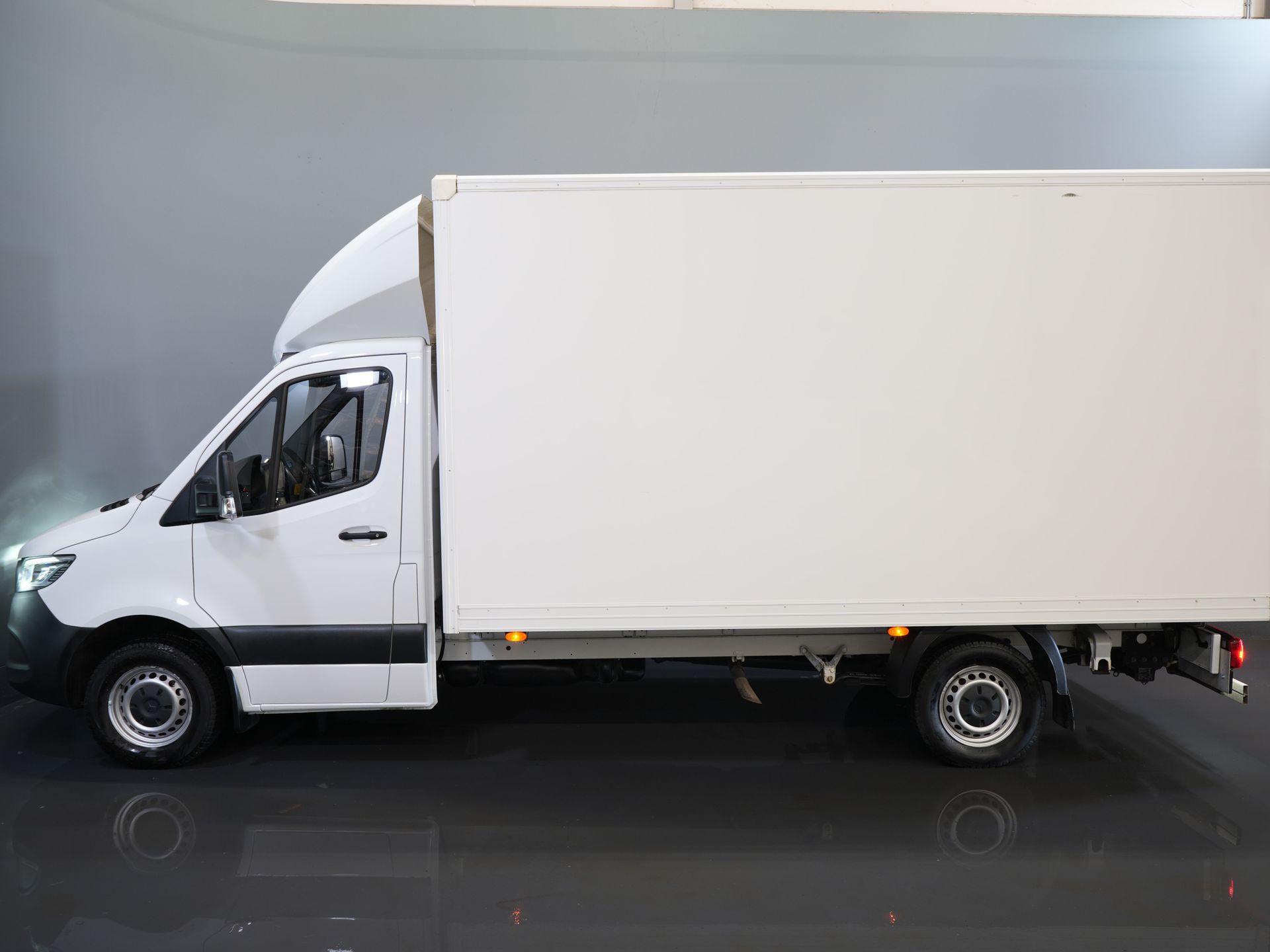 Mercedes-Benz Sprinter Bakwagen 317 CDI Aut. Bakwagen Laadklep/ Spoiler/ Zijdeur/ LED/ Standkachel/ Stoelverw./ Carplay/ Cruise/ Airco/ 430x210x210