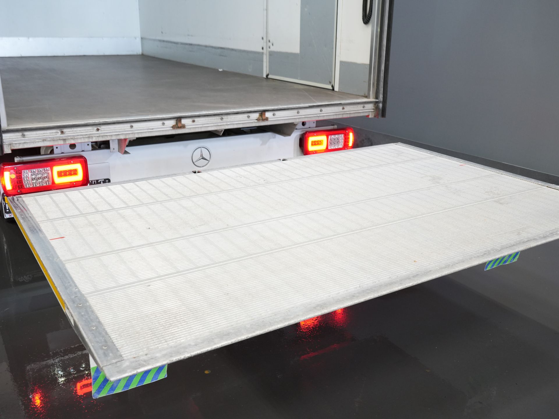 Mercedes-Benz Sprinter Bakwagen 317 CDI Aut. Bakwagen Laadklep/ Spoiler/ Zijdeur/ LED/ Standkachel/ Stoelverw./ Carplay/ Cruise/ Airco/ 430x210x210