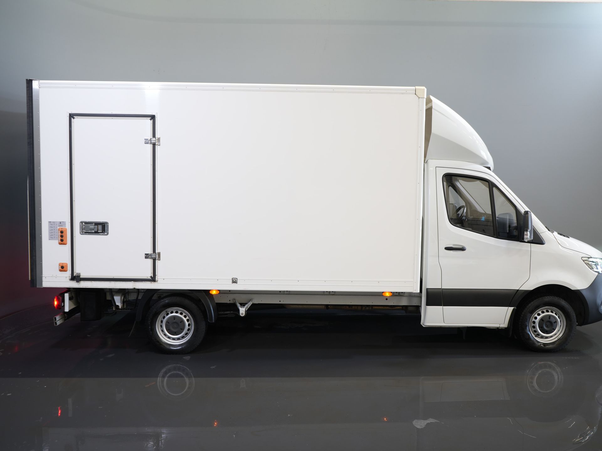 Mercedes-Benz Sprinter Bakwagen 317 CDI Aut. Bakwagen Laadklep/ Spoiler/ Zijdeur/ LED/ Standkachel/ Stoelverw./ Carplay/ Cruise/ Airco/ 430x210x210
