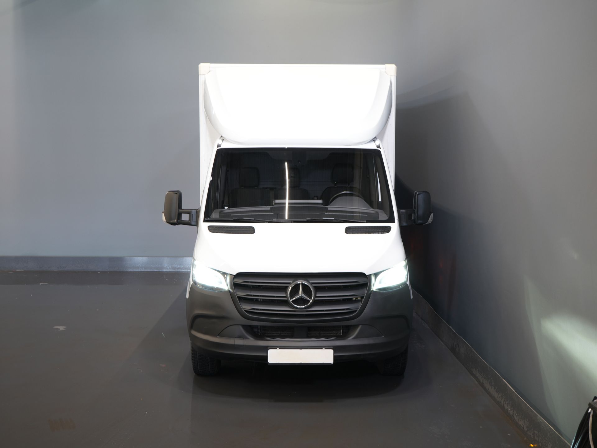 Mercedes-Benz Sprinter Bakwagen 317 CDI Aut. Bakwagen Laadklep/ Spoiler/ Zijdeur/ LED/ Standkachel/ Stoelverw./ Carplay/ Cruise/ Airco/ 430x210x210