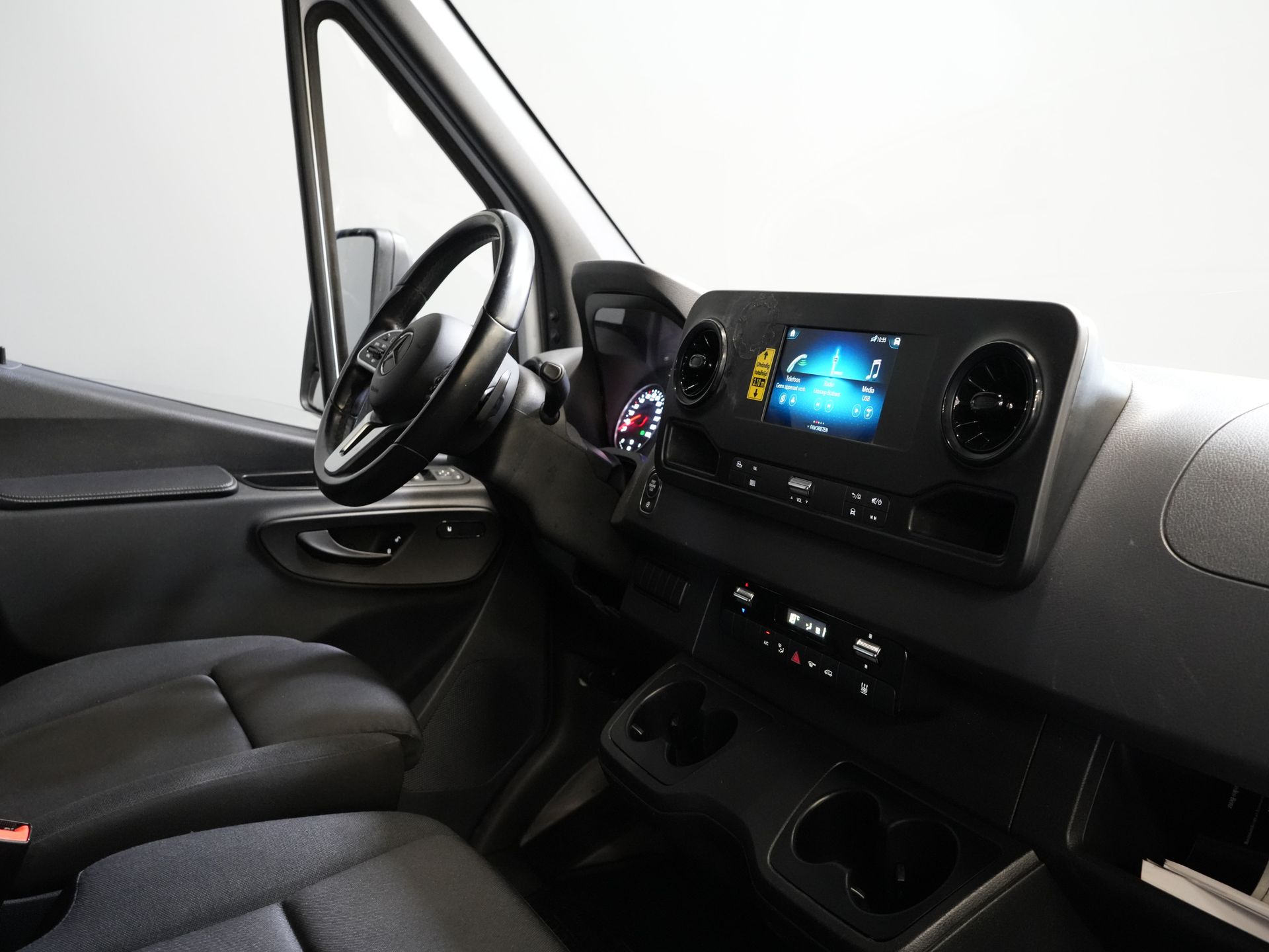 Mercedes-Benz Sprinter Bakwagen 317 CDI Aut. Bakwagen Laadklep/ Spoiler/ Zijdeur/ LED/ Standkachel/ Stoelverw./ Carplay/ Cruise/ Airco/ 430x210x210