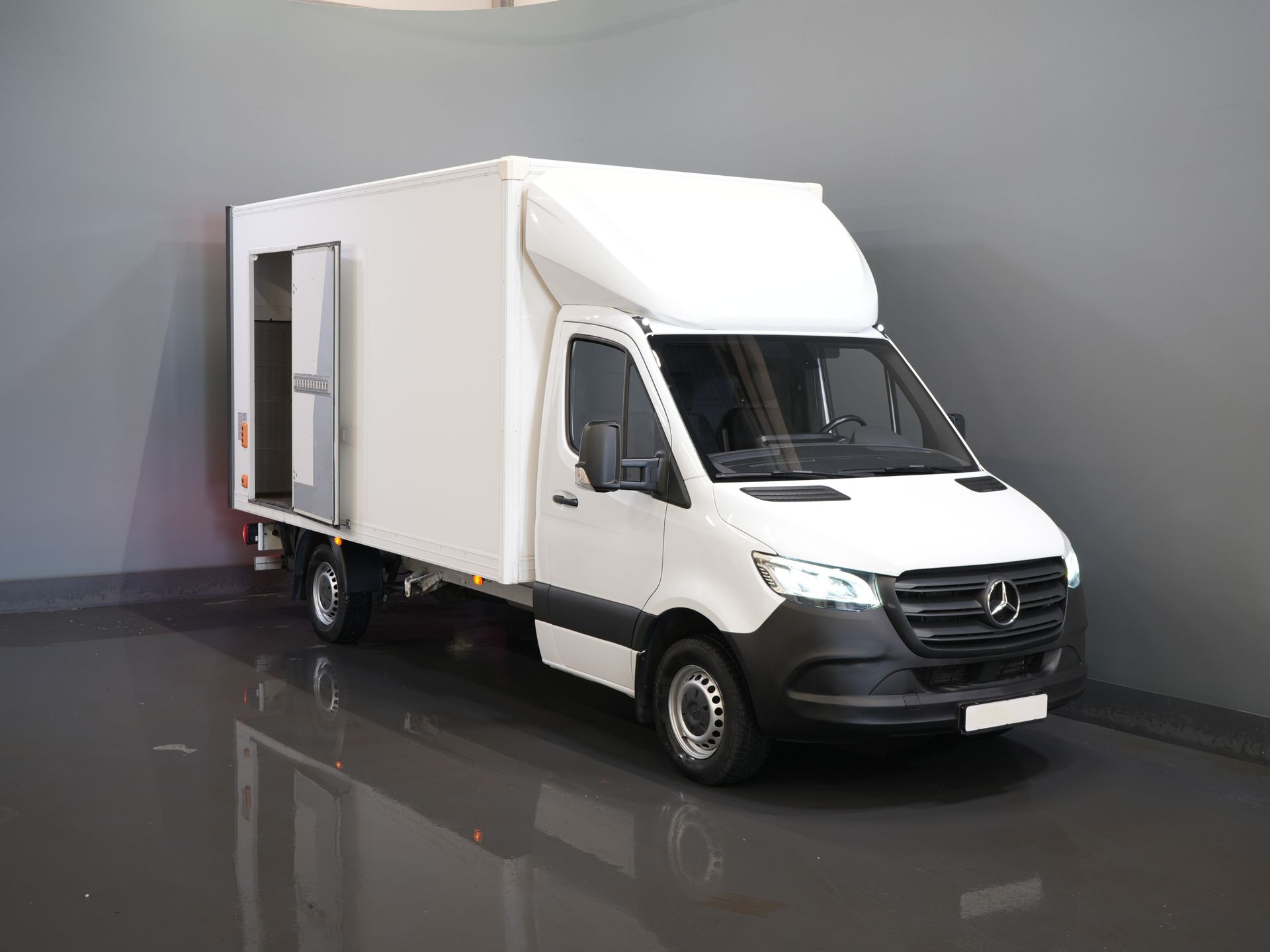 Mercedes-Benz Sprinter Bakwagen 317 CDI Aut. Bakwagen Laadklep/ Spoiler/ Zijdeur/ LED/ Standkachel/ Stoelverw./ Carplay/ Cruise/ Airco/ 430x210x210