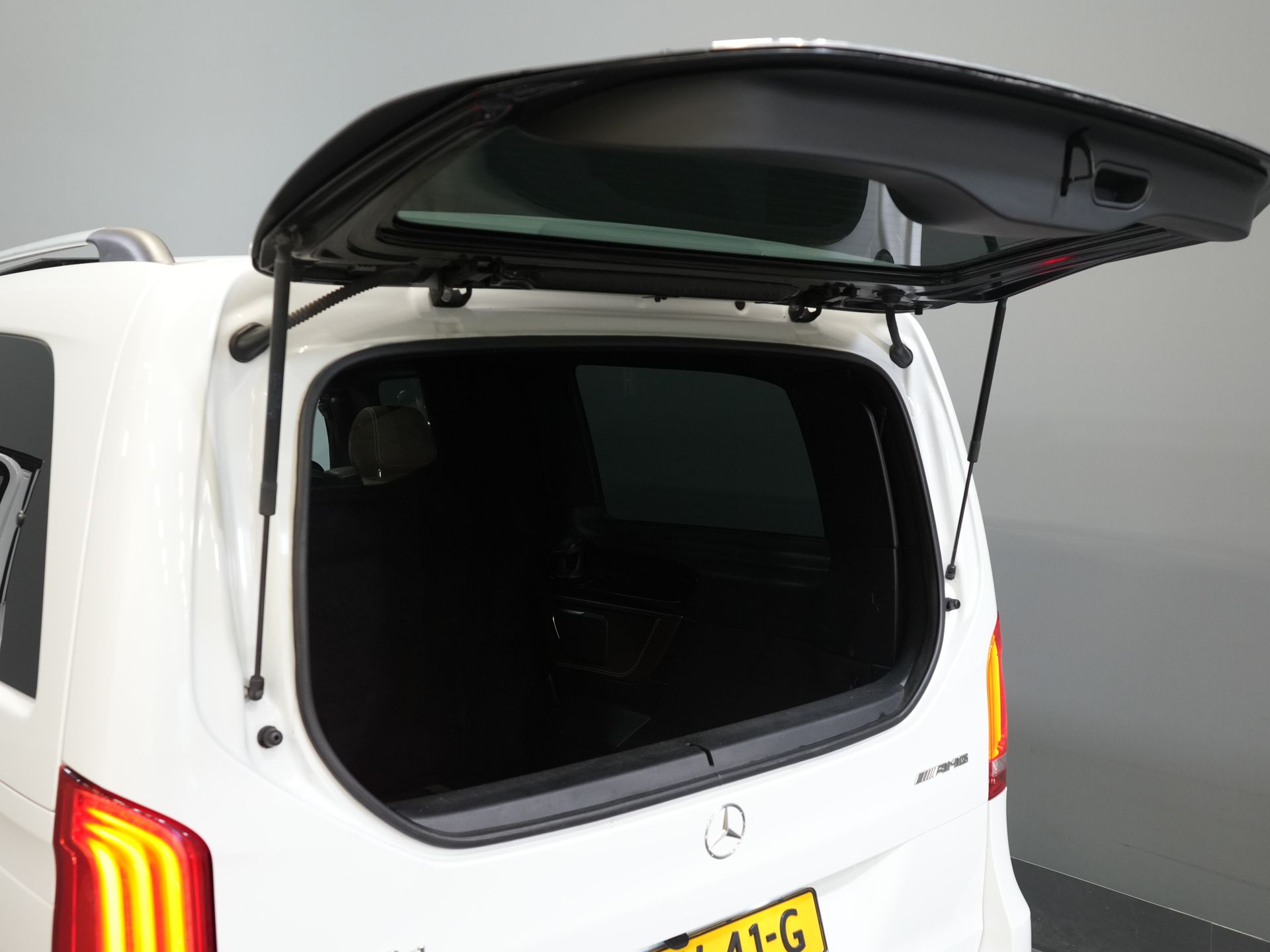 Mercedes-Benz V-Class Vans 250d DC Double Cab Exclusive AMG/ Pano/ Seatvent./ Mem.Seats/ Cooling compartment/ Adapt.Cruise/ 360 Camera/ Burmester/ Standkachel/ L