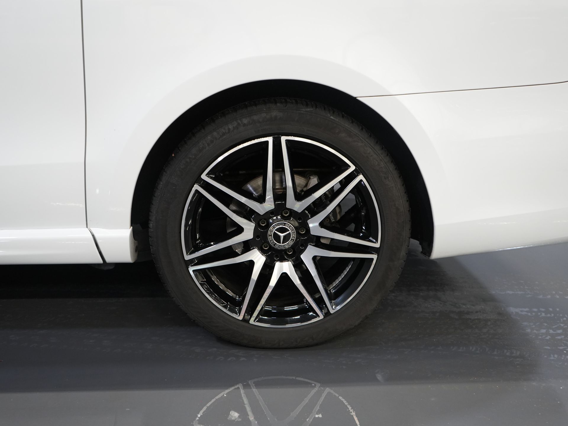 Mercedes-Benz V-Class Vans 250d DC Double Cab Exclusive AMG/ Pano/ Seatvent./ Mem.Seats/ Cooling compartment/ Adapt.Cruise/ 360 Camera/ Burmester/ Standkachel/ L